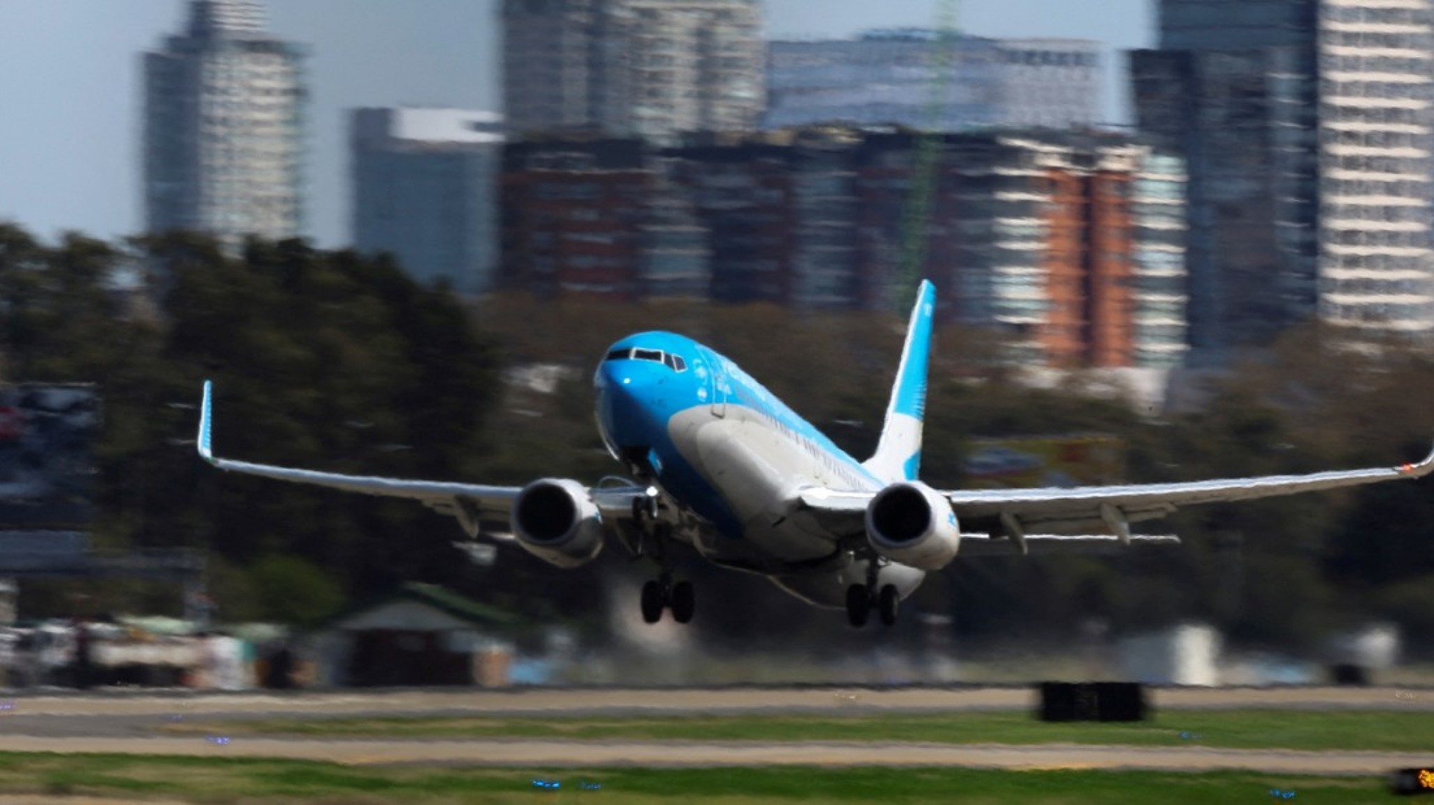 Un avión de Aerolíneas Argentinas perdió una rueda tras aterrizar