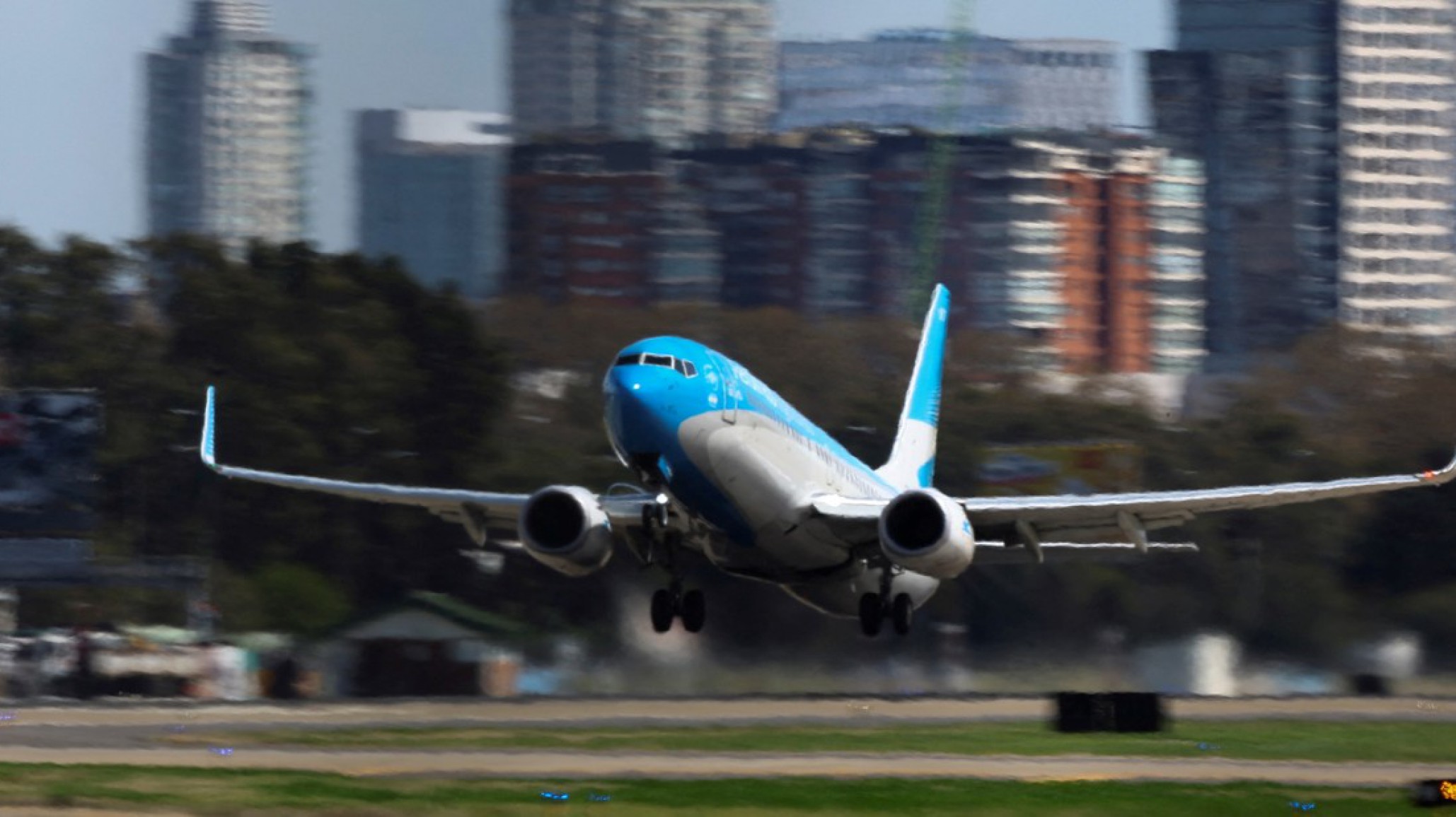 Un avión de Aerolíneas Argentinas perdió una rueda tras aterrizar
