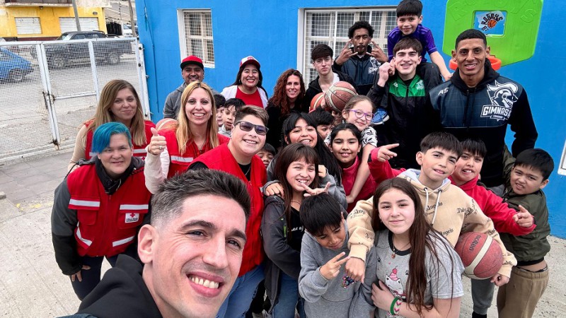En el día de los primeros auxilios, jugadores de Gimnasia acompañaron a la Cruz Roja