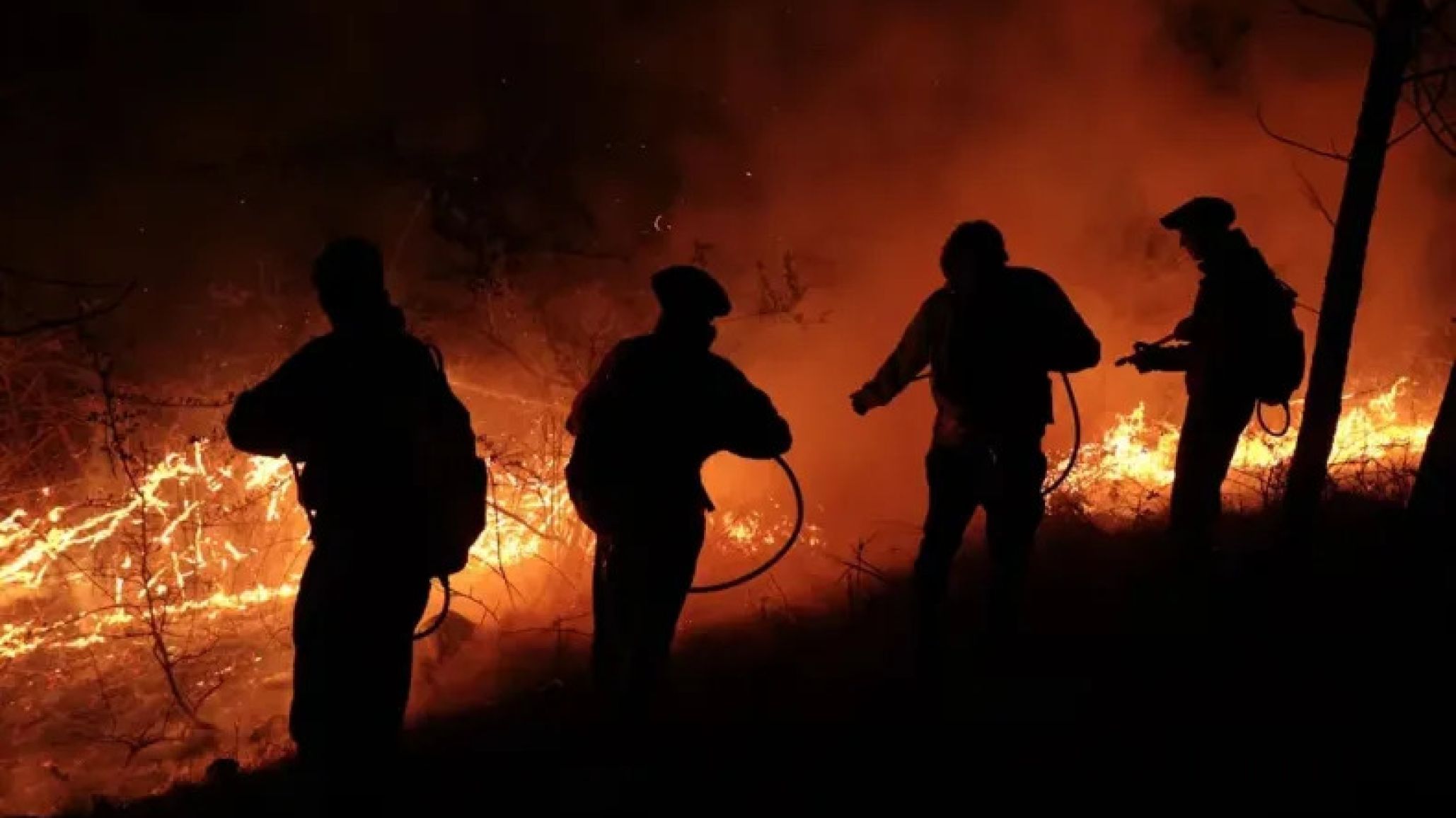 Incendios en C髍doba: m醩 de 800 bomberos trabajaron durante la madrugada en cinco focos activos
