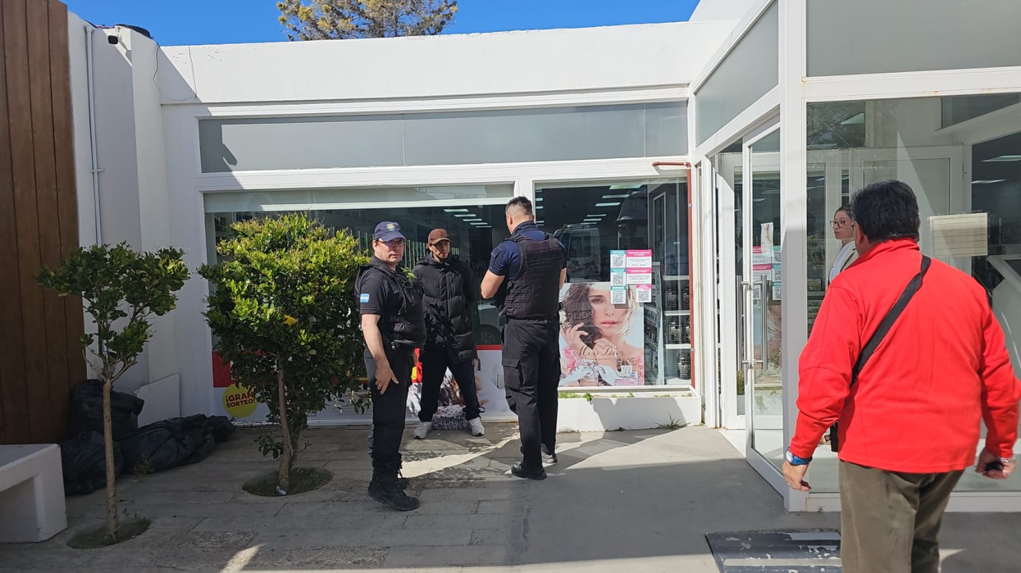 Lo detuvieron por intentar robar dos potes de shampoo de una farmacia