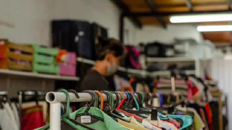 Gran ropero solidario en Barrio Laprida: ropa y calzado para todos