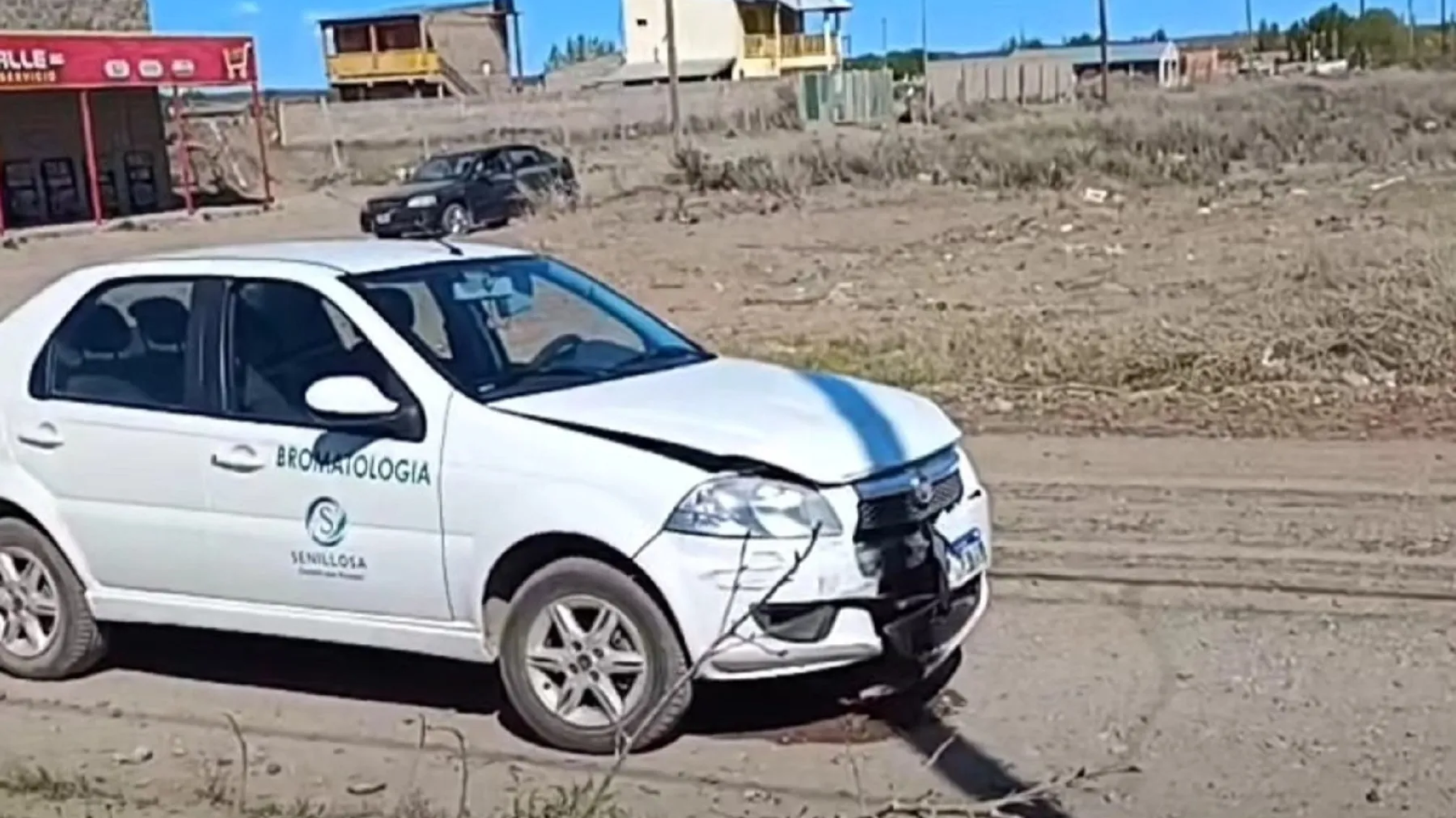 Una empleada municipal chocó con su auto oficial y sin licencia de conducir