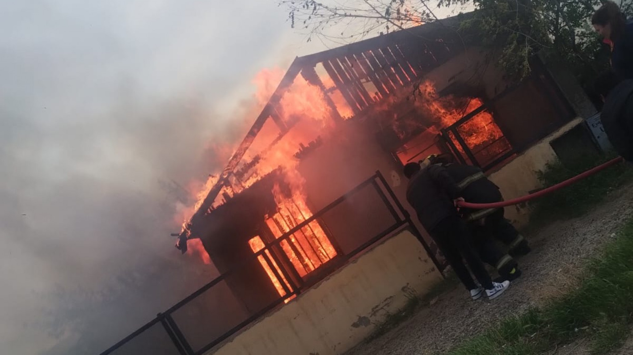Una vivienda fue consumida por el fuego en el barrio Roca