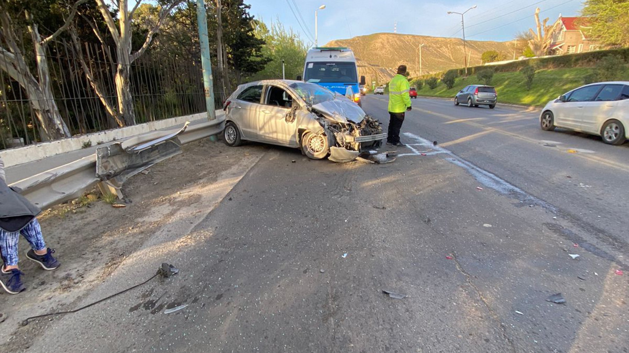 Manejaba alcoholizado por la Avenida Libertador, perdió el control de su auto y chocó contra un guardarrail