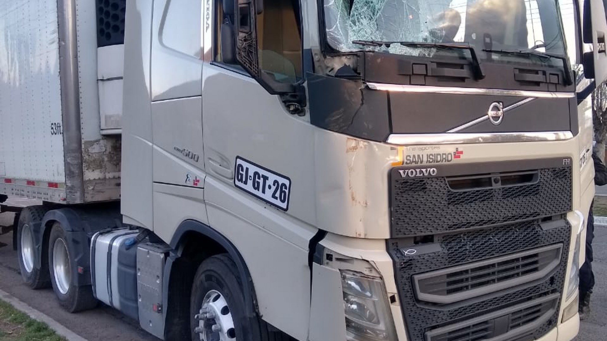 Un camionero chileno chocó contra un poste en Gobernador Costa y estaba totalmente ebrio
