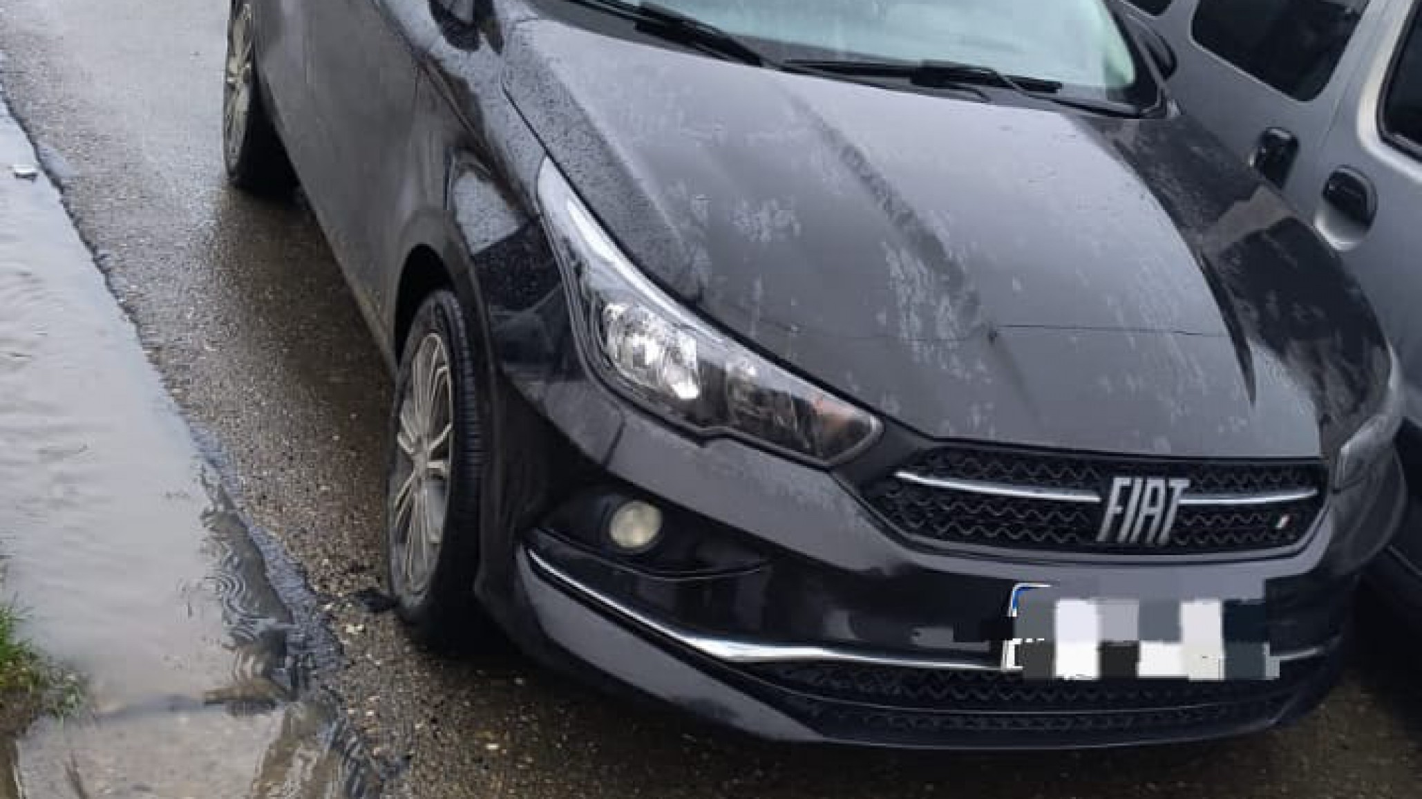 Le robaron su Fiat Cronos tras la visita de un extraño que pidió usar el baño; el auto apareció con menores