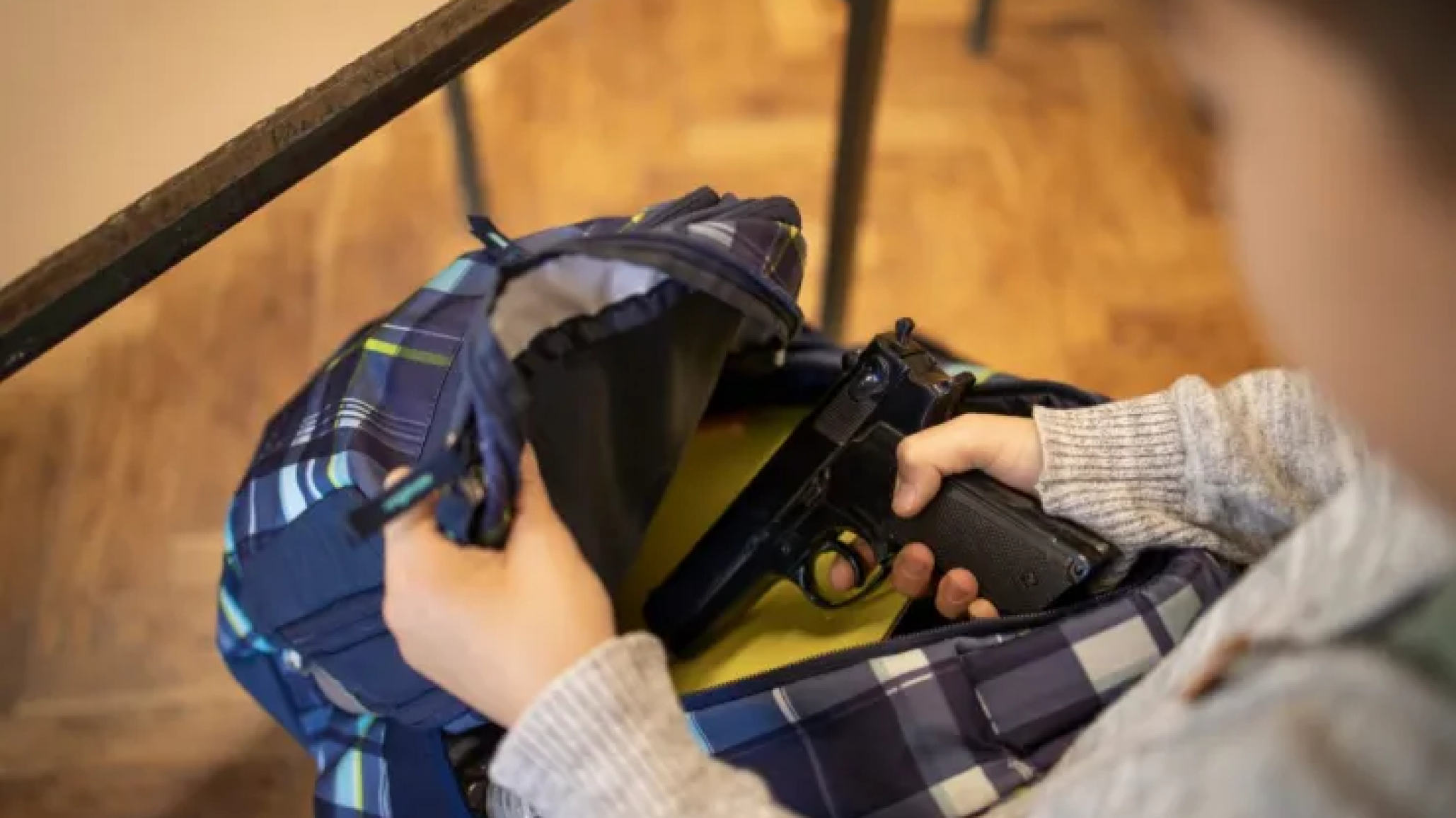 Una menor de 13 años ingresó al colegio con un revólver en la mochila