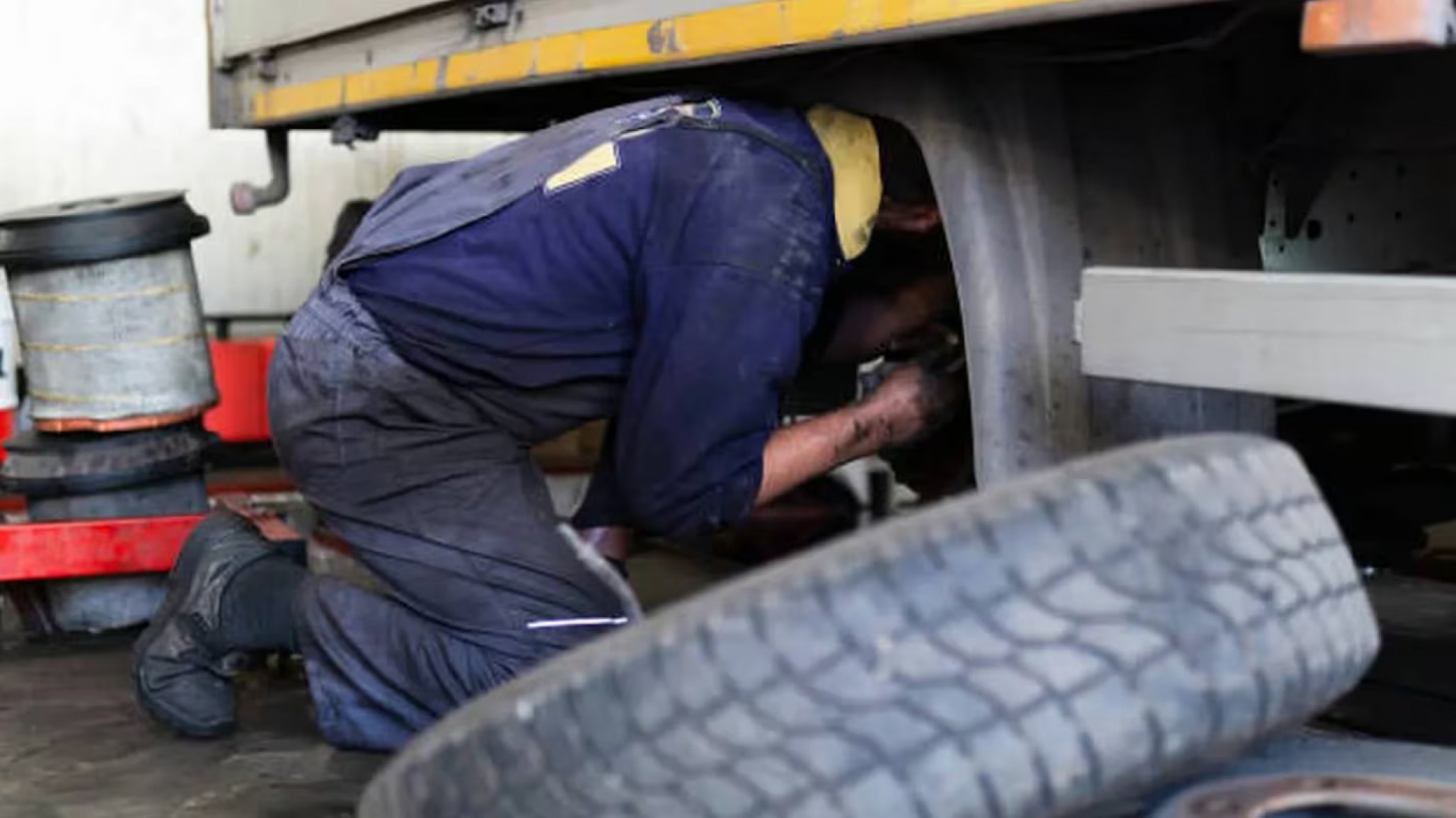 Un hombre inflaba la goma de un camión, explotó en su cara y falleció