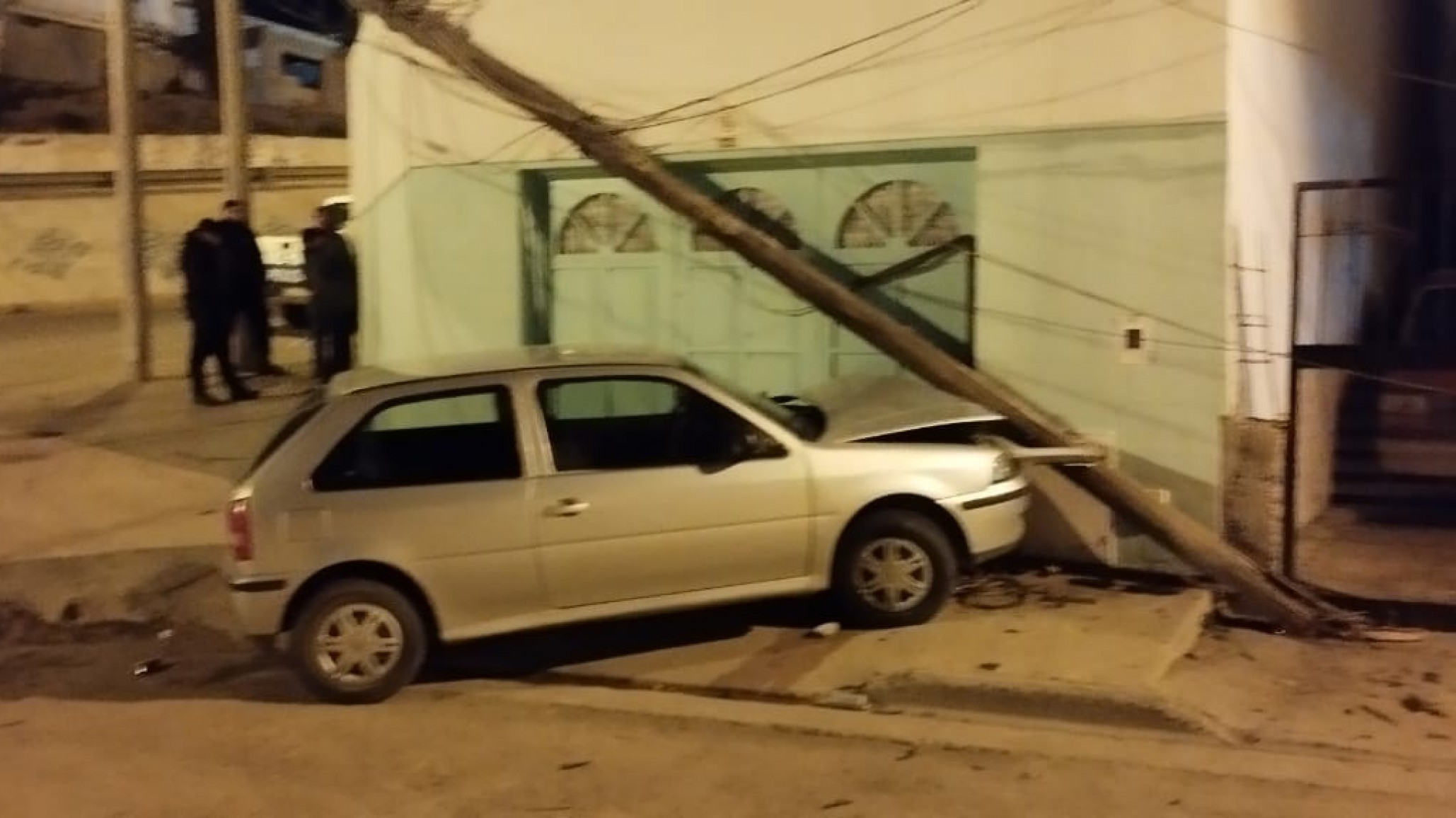 Dos amigos a los tumbos: ebrios chocaron el auto contra un poste