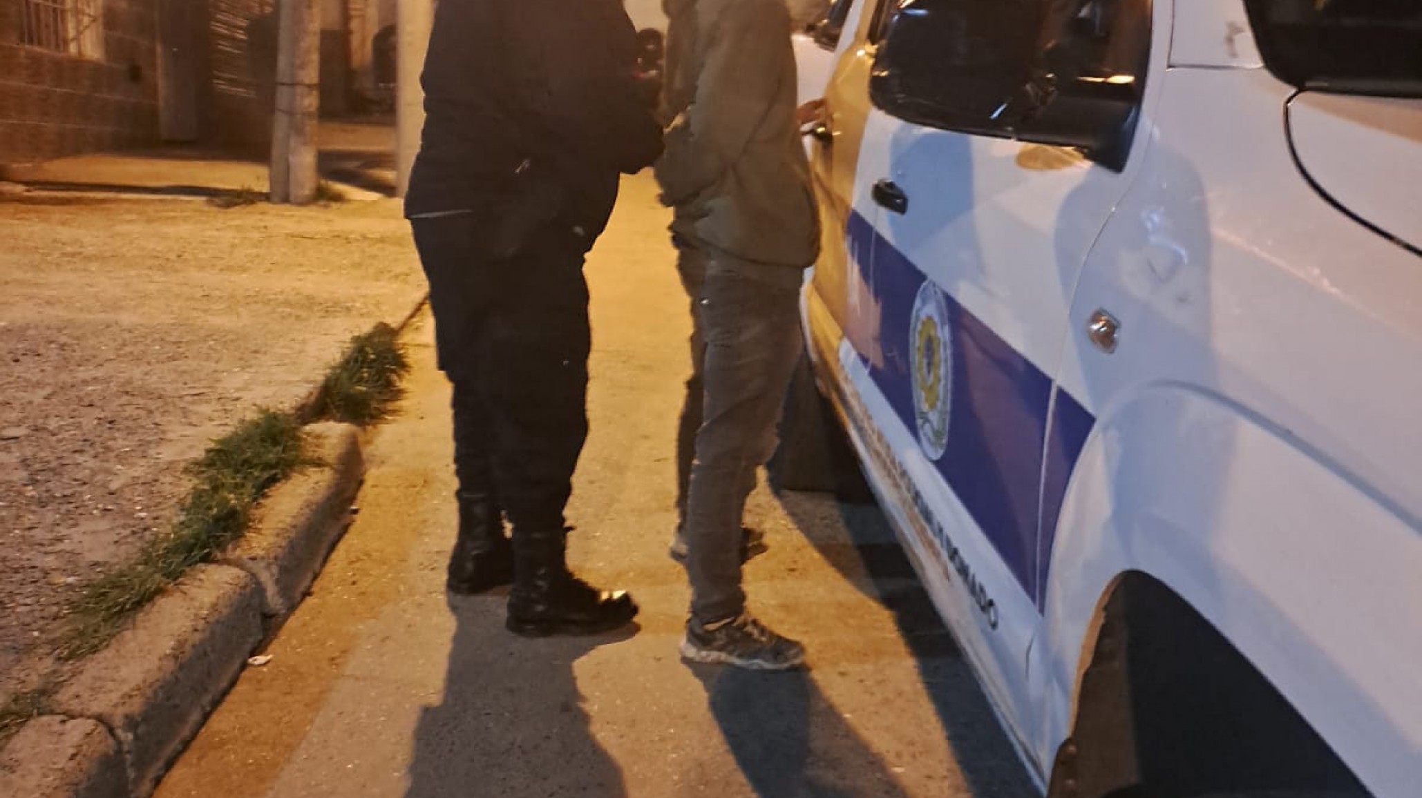 Salió a caminar de noche y lo detuvieron por tener un pedido de captura