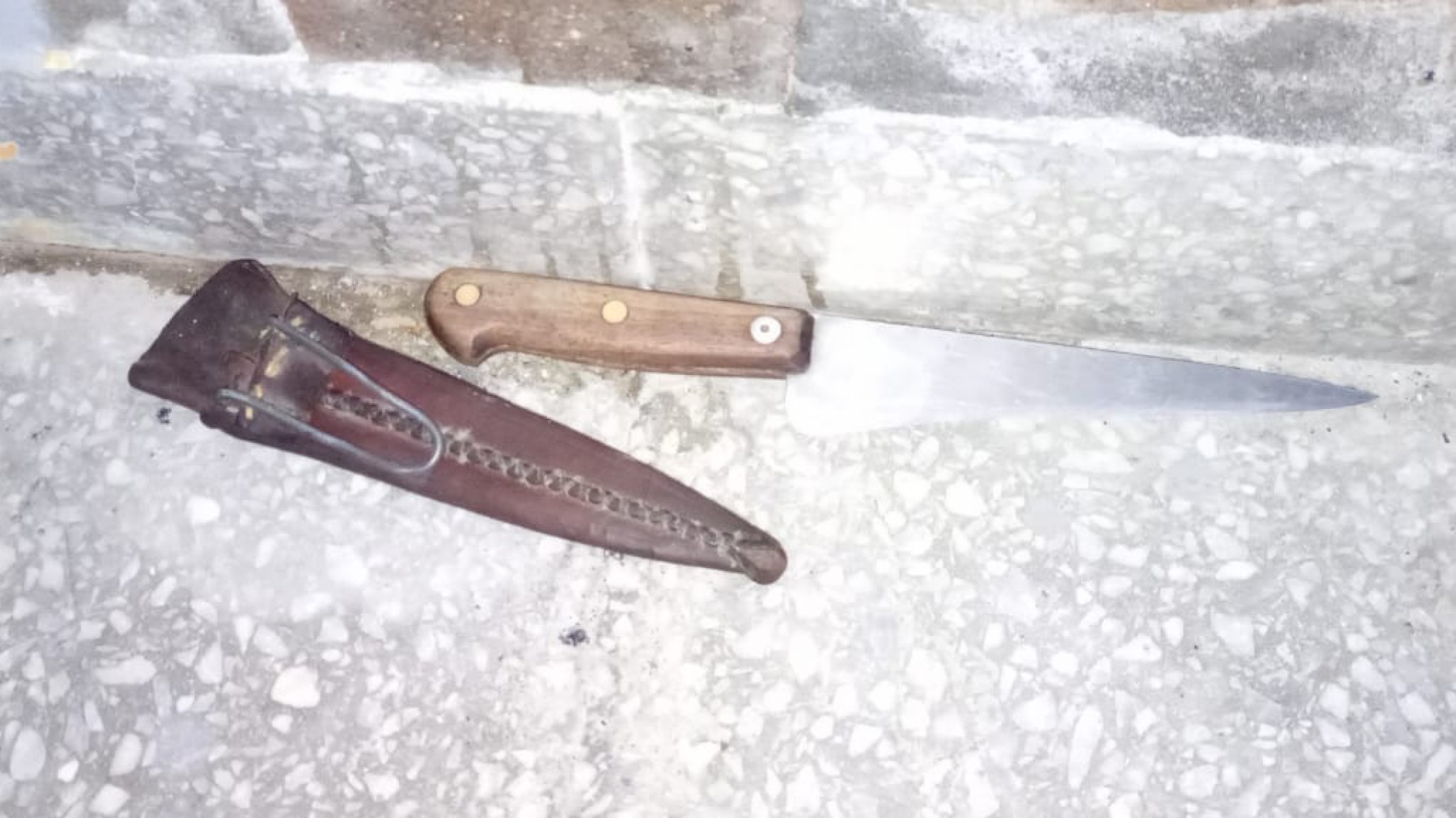 Demoraron a un hombre porque salió a bailar con un cuchillo escondido en su pantalón