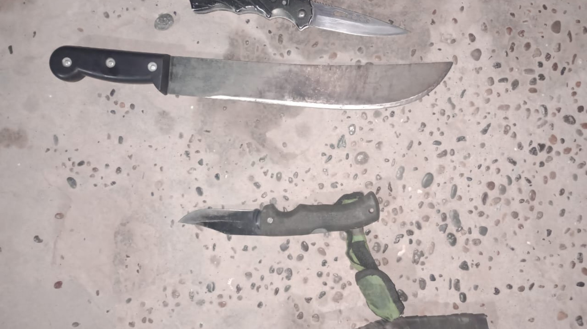 Un adolescente quiso entrar a una fiesta con cuatro cuchillos, fue demorado