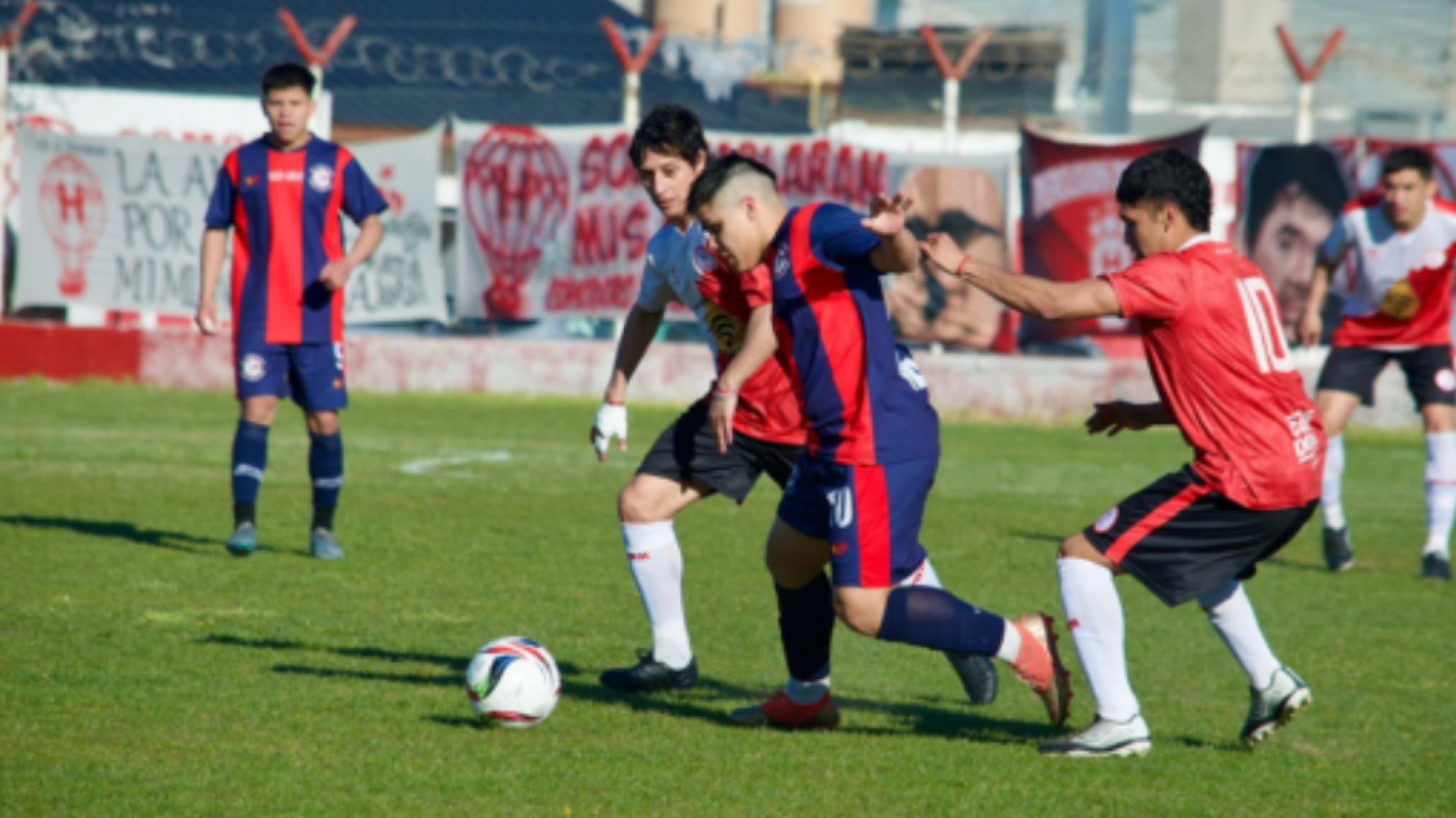 Huracán arrasó 3-0 ante USMA y sigue invicto en el Zonal