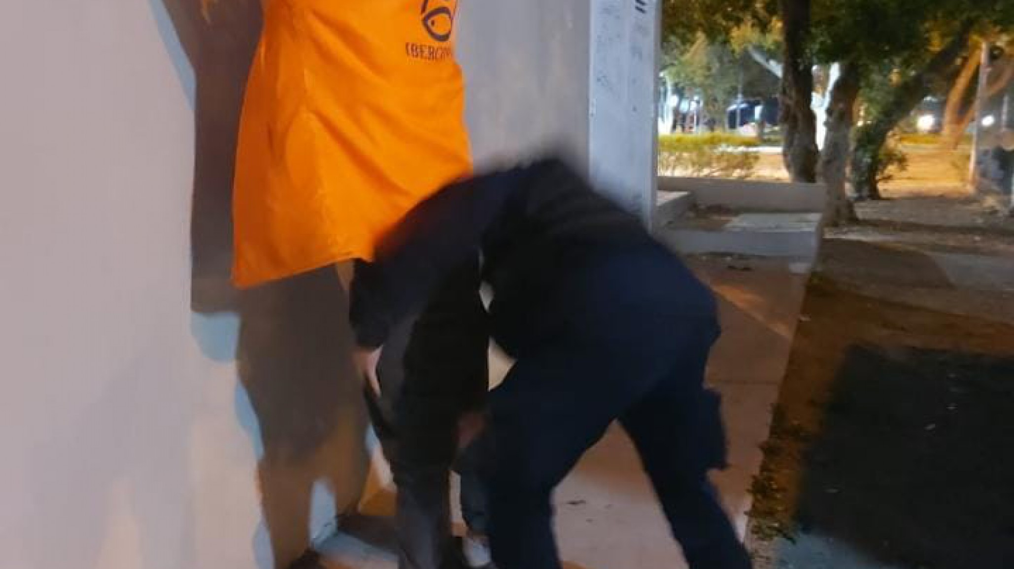 Estaba tomando en la vía pública y descubrieron que tenía pedido de captura en Rawson