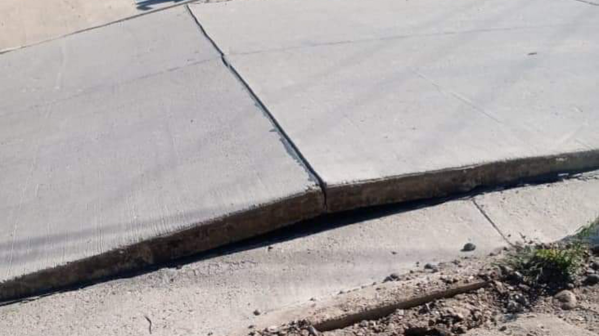 Vecinalista de Sismográfica :"El pavimento se levantó y hay un buraco"