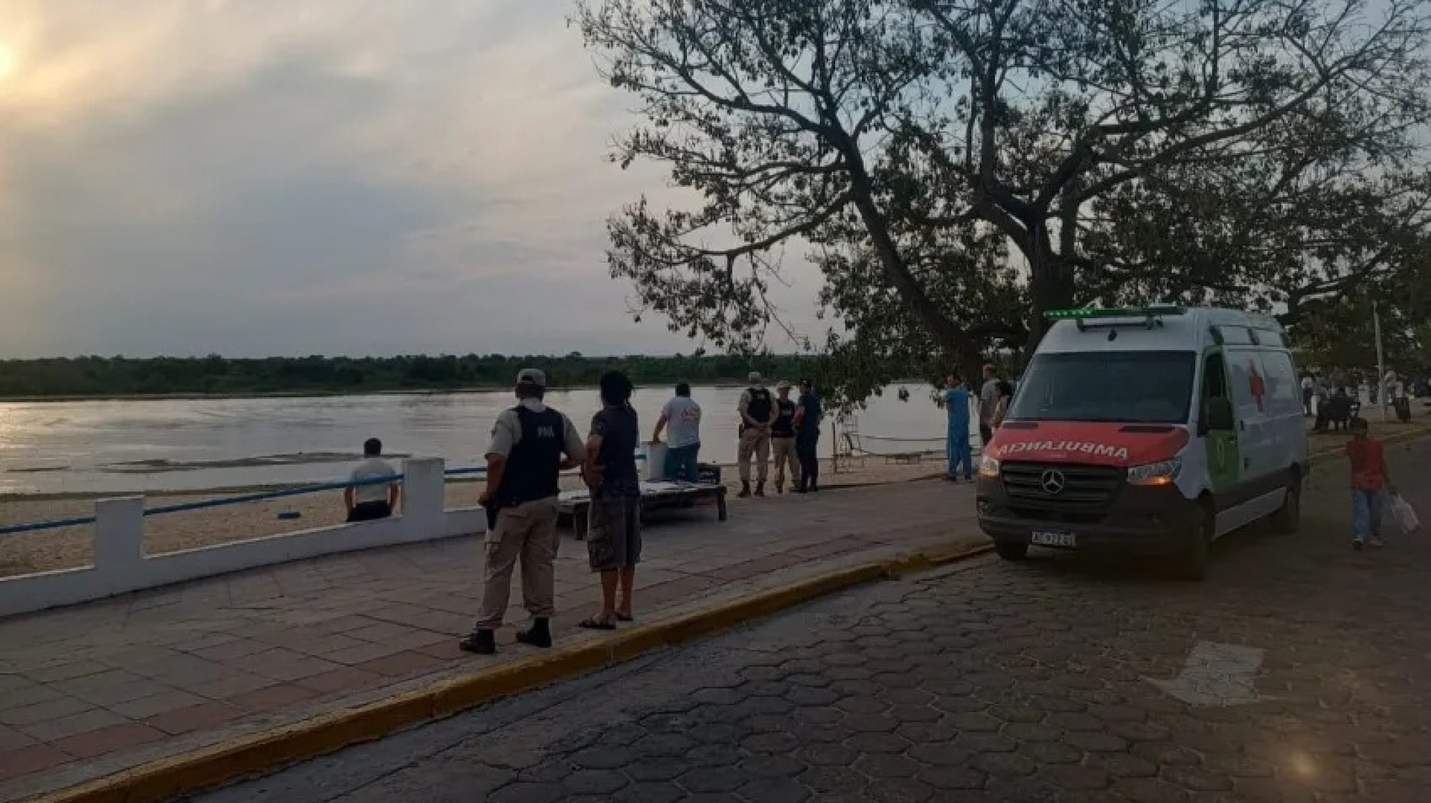 Dos niños fueron arrastrados por la corriente de un río y murieron