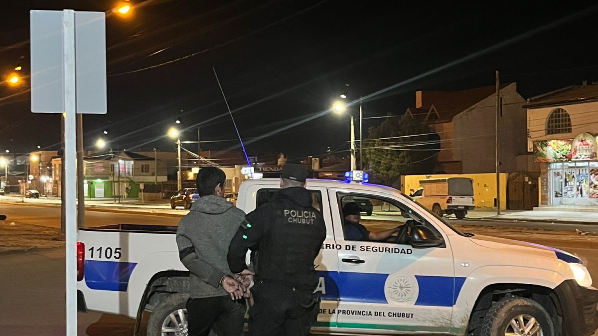 Lo pescaron robando gaseosas y lo corrieron hasta atraparlo en la puerta del almacén