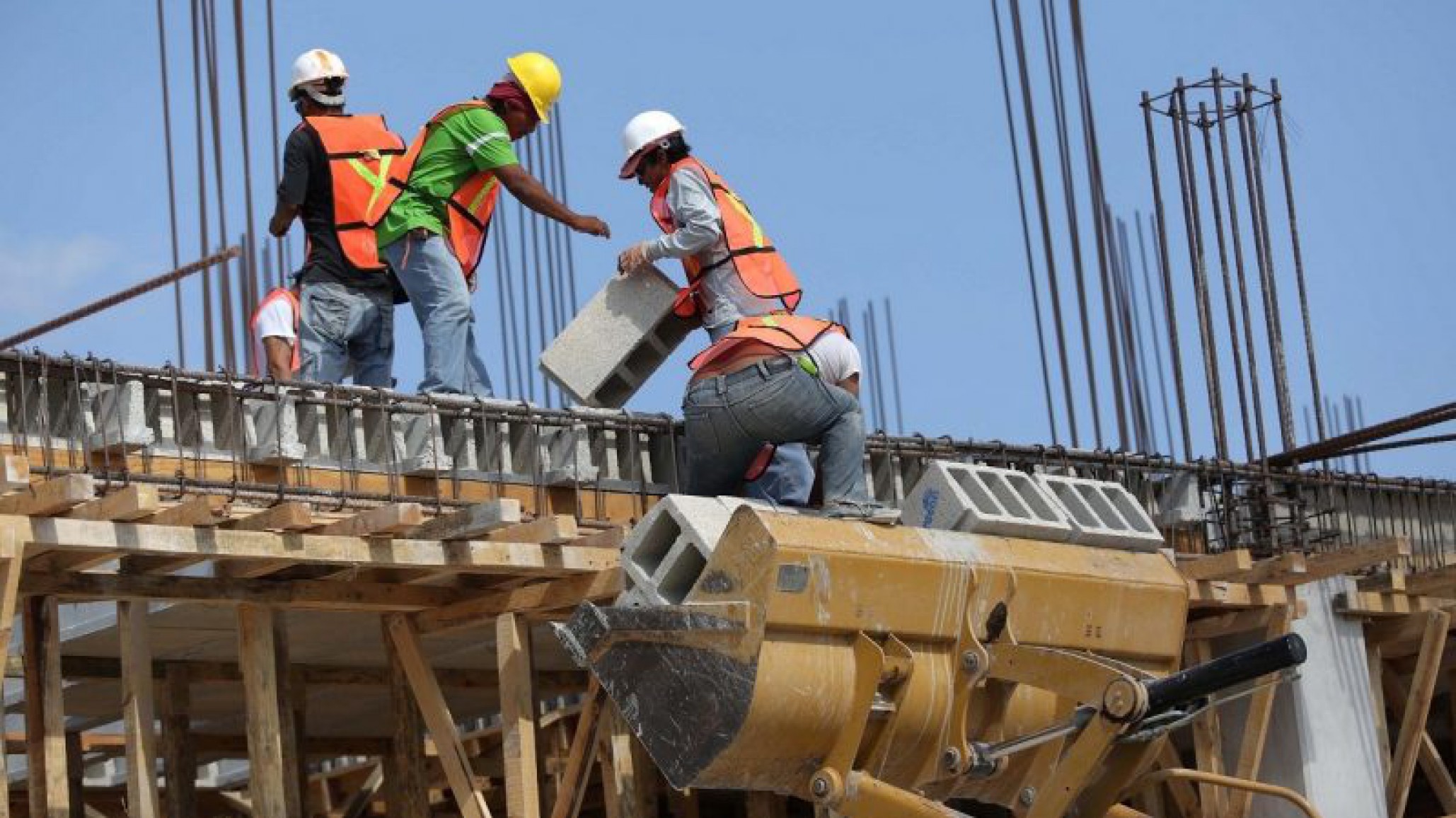 Leve repunte de la industria en agosto, pero la construcción volvió a caer