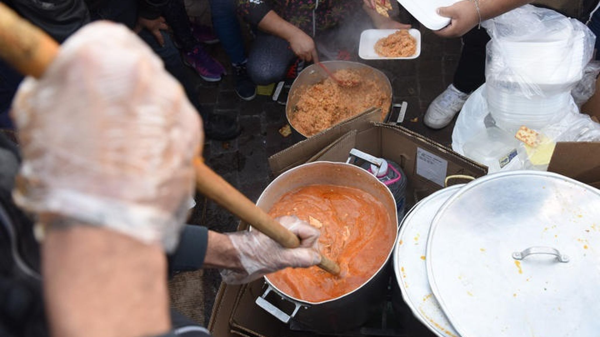 Mujeres Guerreras y Vecinos Unidos organizan una olla popular en el barrio San Cayetano