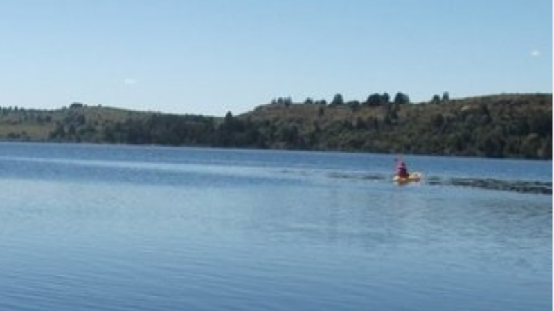 Una mujer desapareció tras el vuelco de su kayak en el lago Lezana