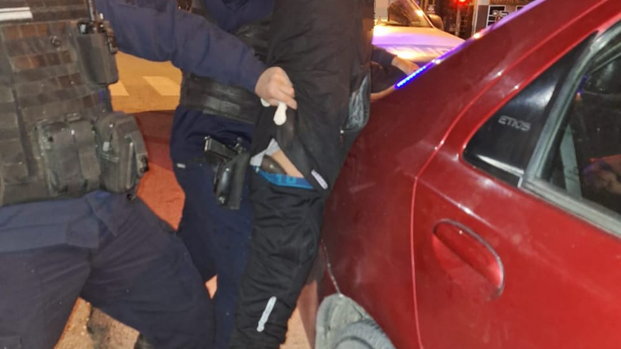 Iba en un remis con dos armas y un celular robado