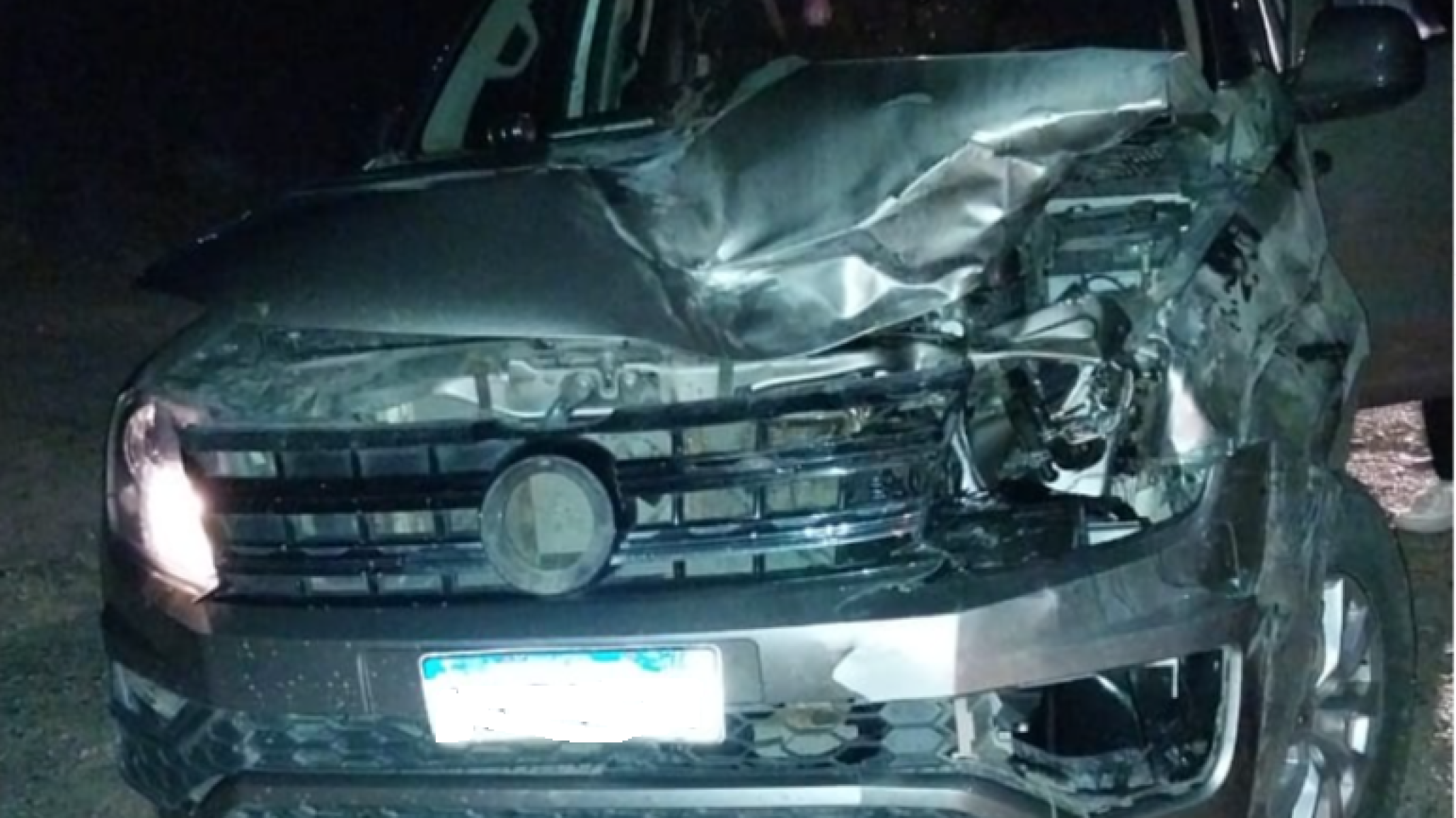 ¡Salvados de milagro! Chocaron un guanaco y la camioneta quedó destruida