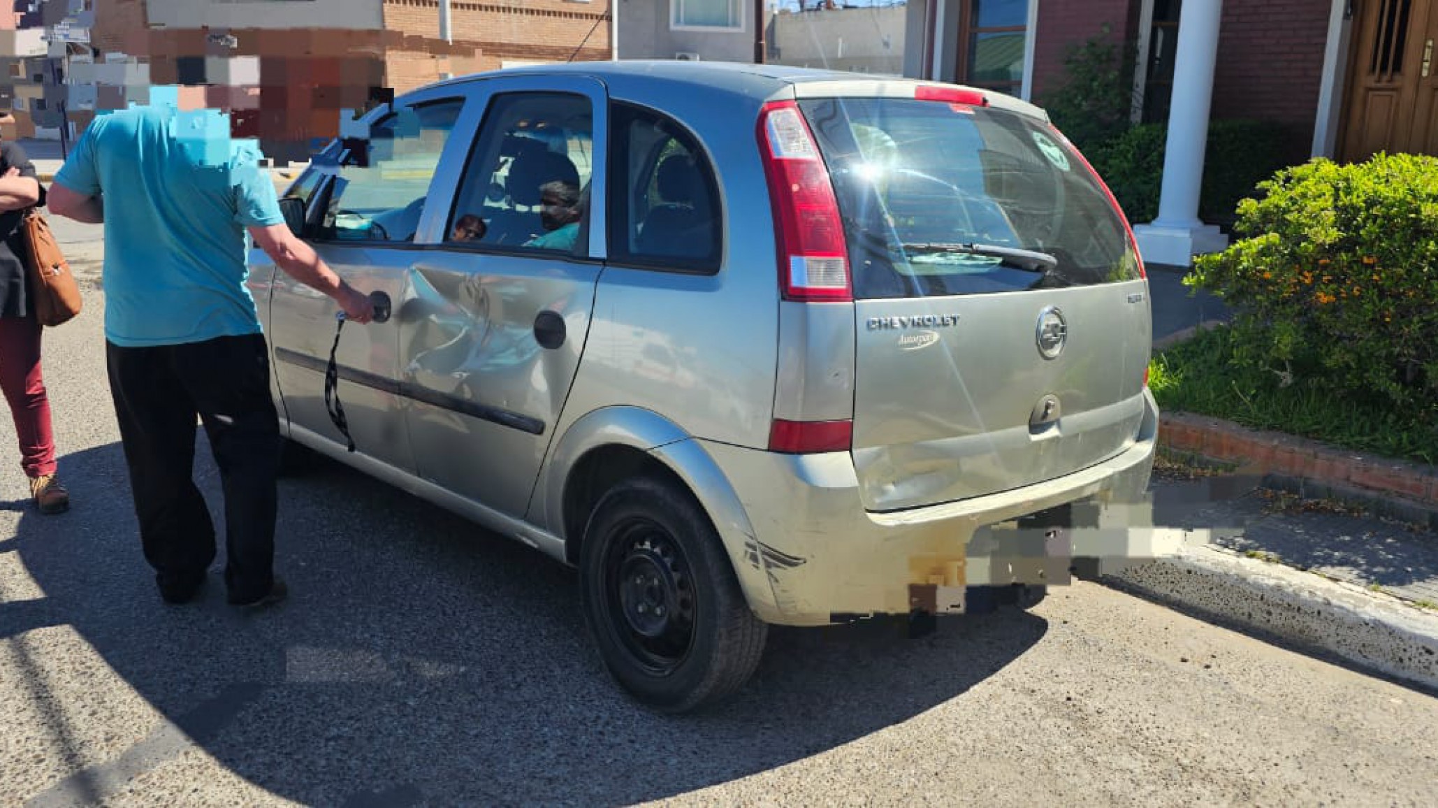 Un motociclista terminó herido tras un accidente con un auto