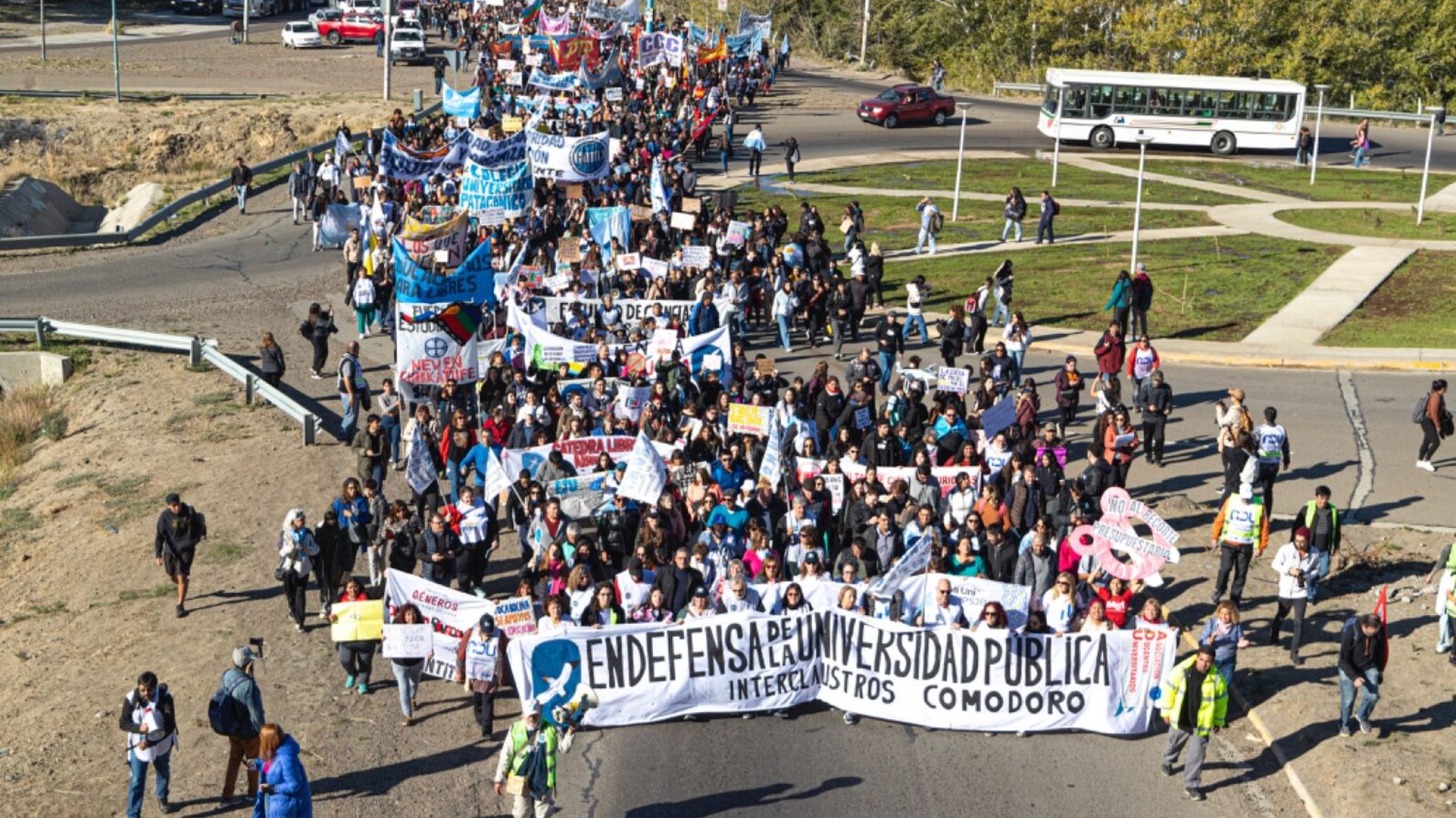Estudiantes de la UNPSJB invitan a una radio abierta este jueves