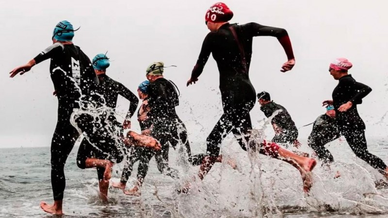 Tragedia: dos deportistas fallecieron durante una competencia de triatlón en España