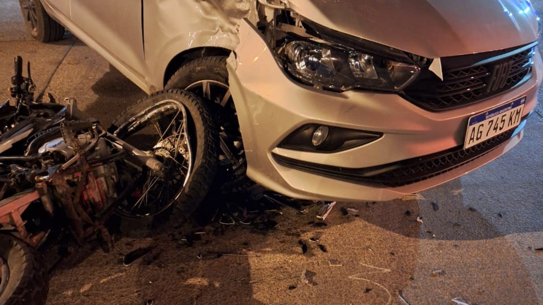 Un motociclista se dio a la fuga de un control y terminó chocando contra un auto