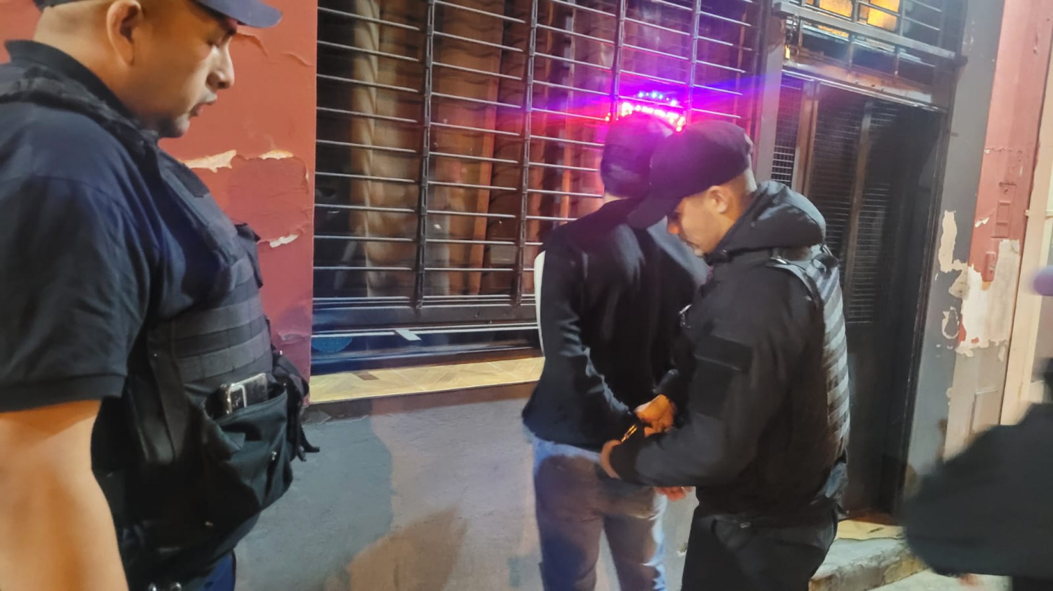Tenía pedido de captura y estaba en un bar: terminó detenido