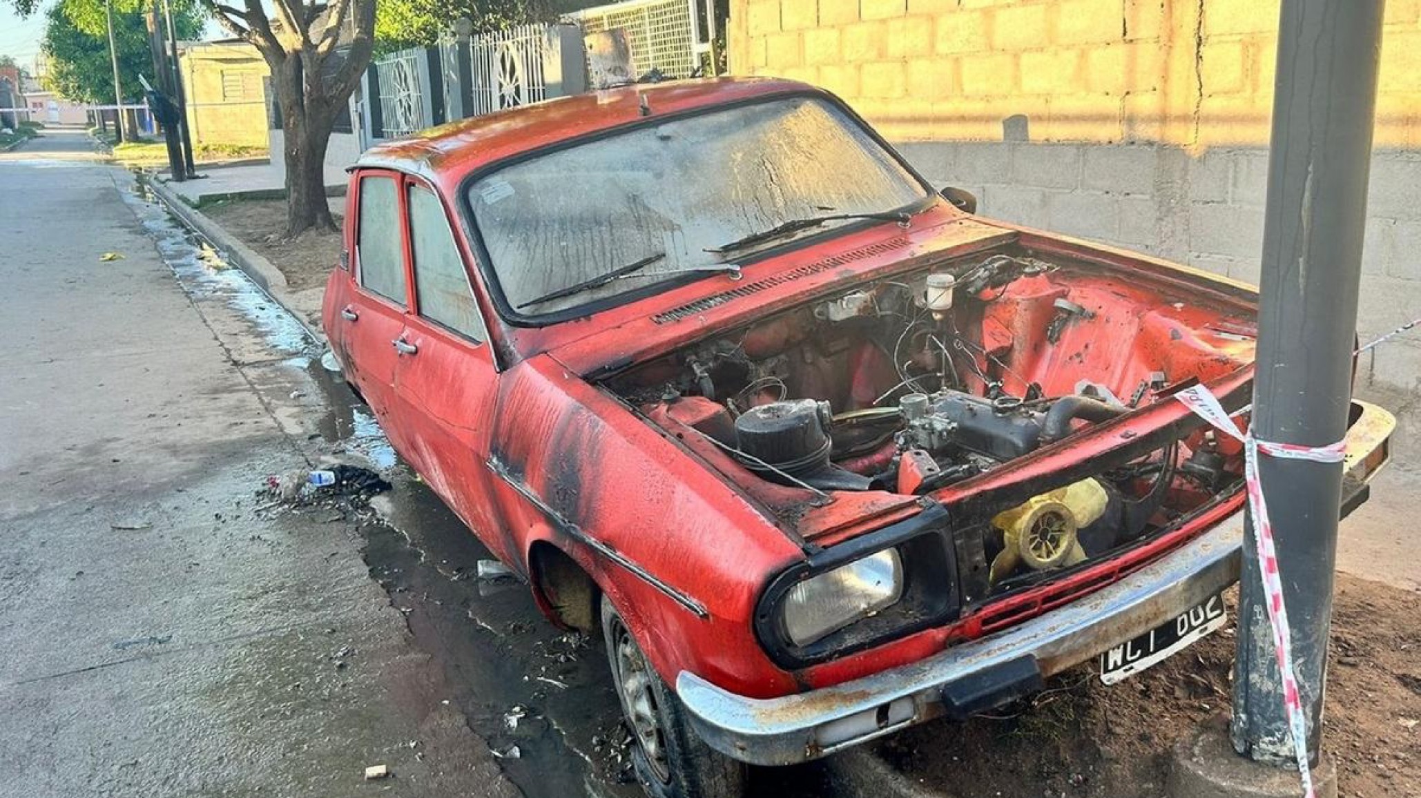 Horror en Córdoba: mujer intentó apagar el fuego de su auto y fue asesinada a balazos