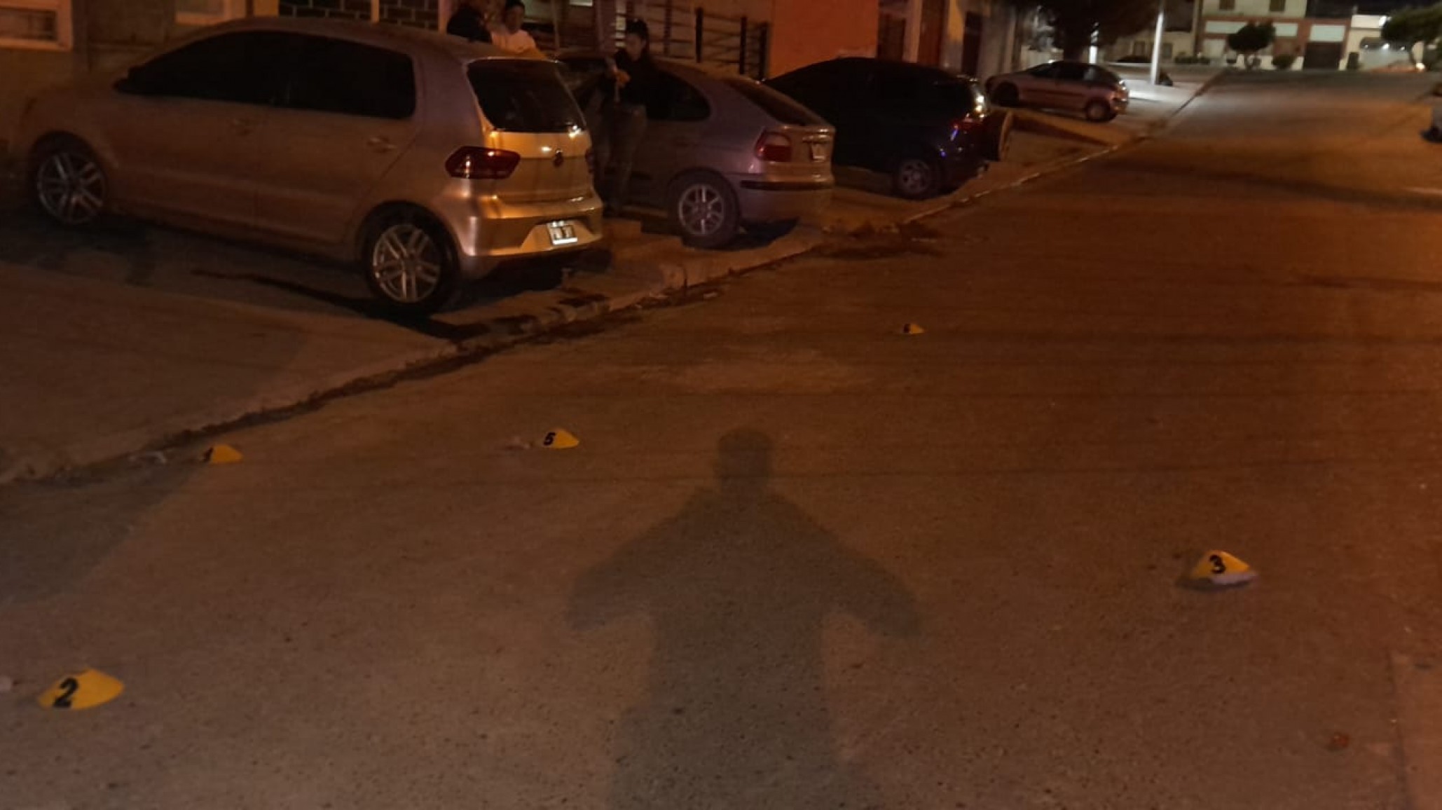 Tiroteo en la madrugada: balearon un departamento y un auto