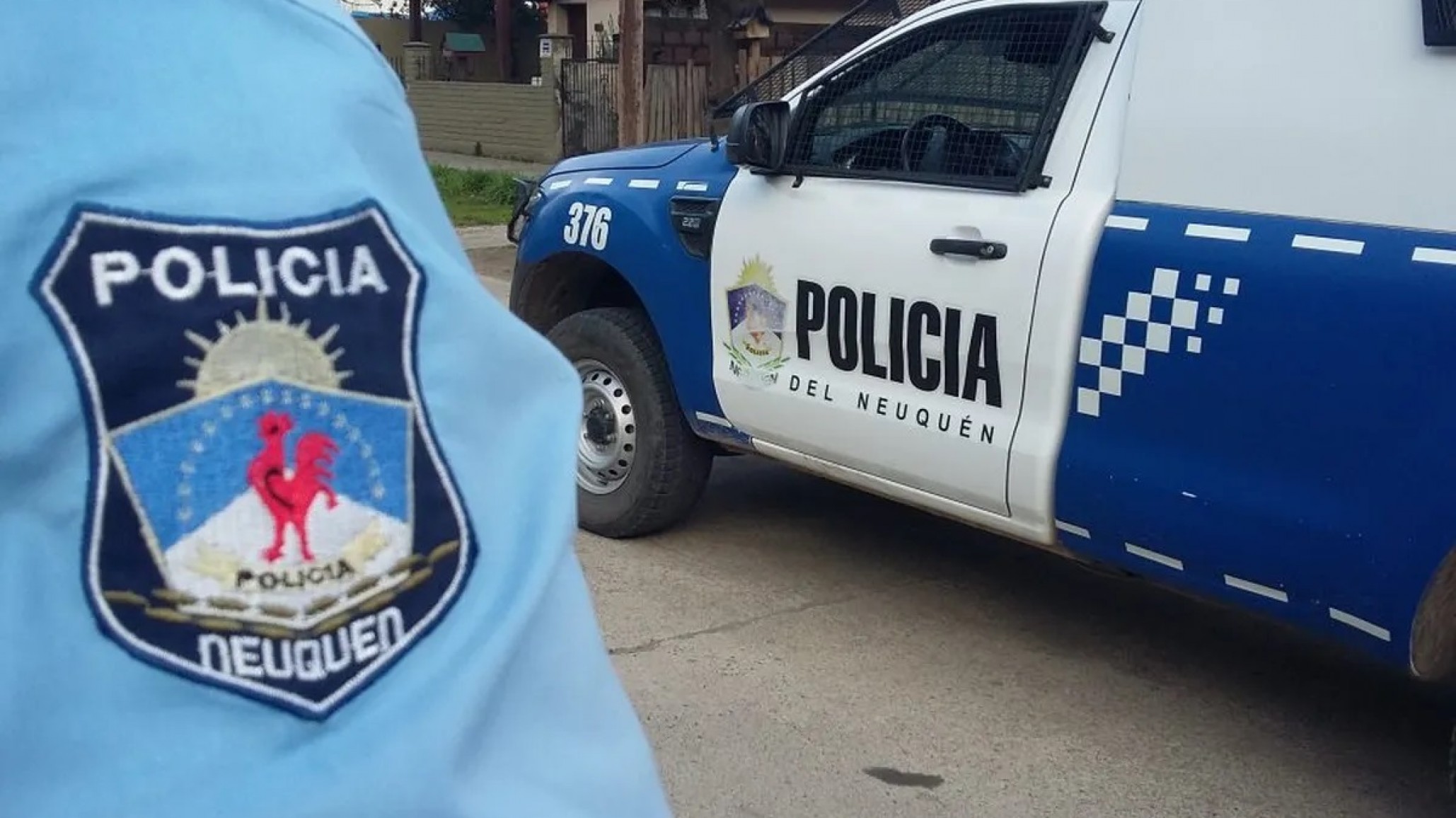 Policía de 23 años herido por un disparo accidental de su compañero mientras limpiaba el arma