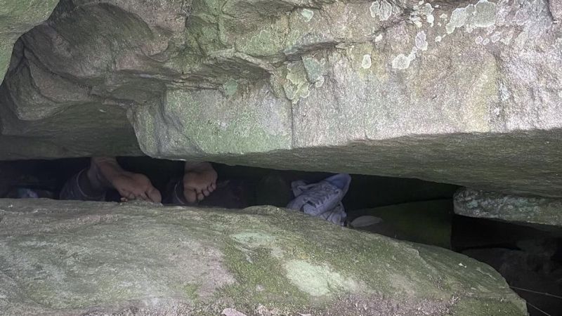 Perdió su celular, intentó recuperarlo y quedó atrapada siete horas entre las rocas