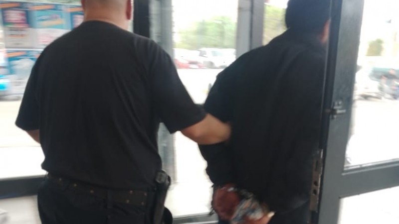 Lo descubrieron ocultando mercadería en su ropa y terminó detenido