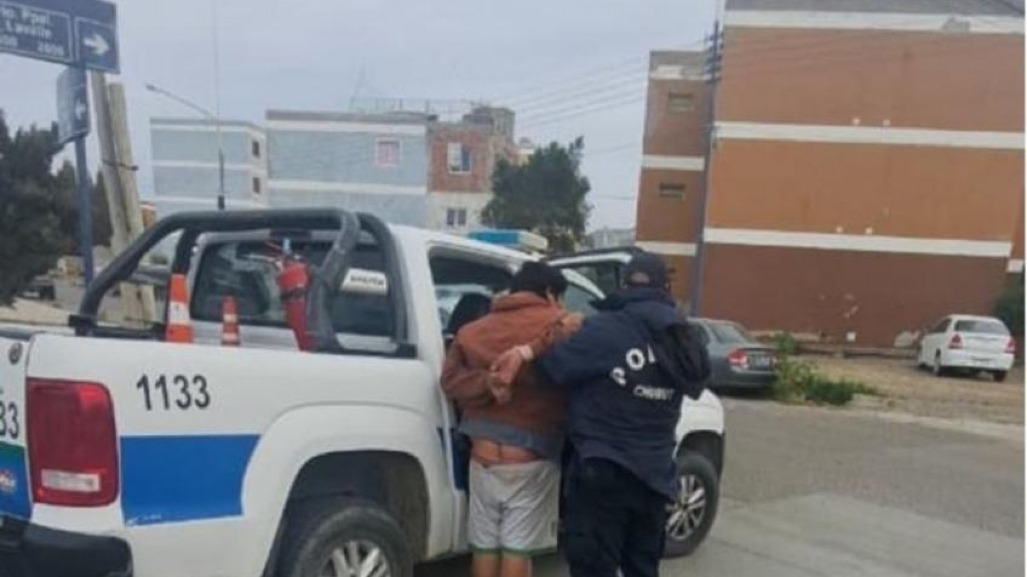 Asaltó a un joven en un auto robado, intentó huir y chocó contra un móvil policial