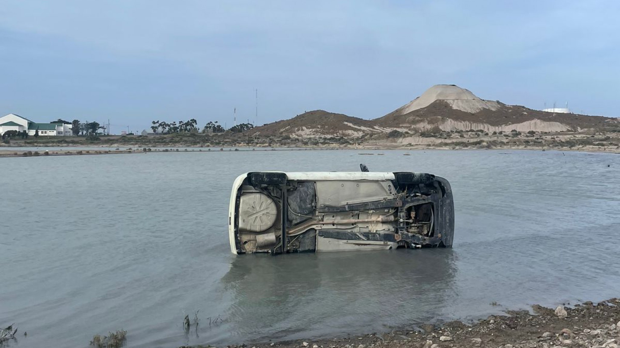 Vuelco: Una mujer discutió con su hijo y terminó con el auto semi volcado
