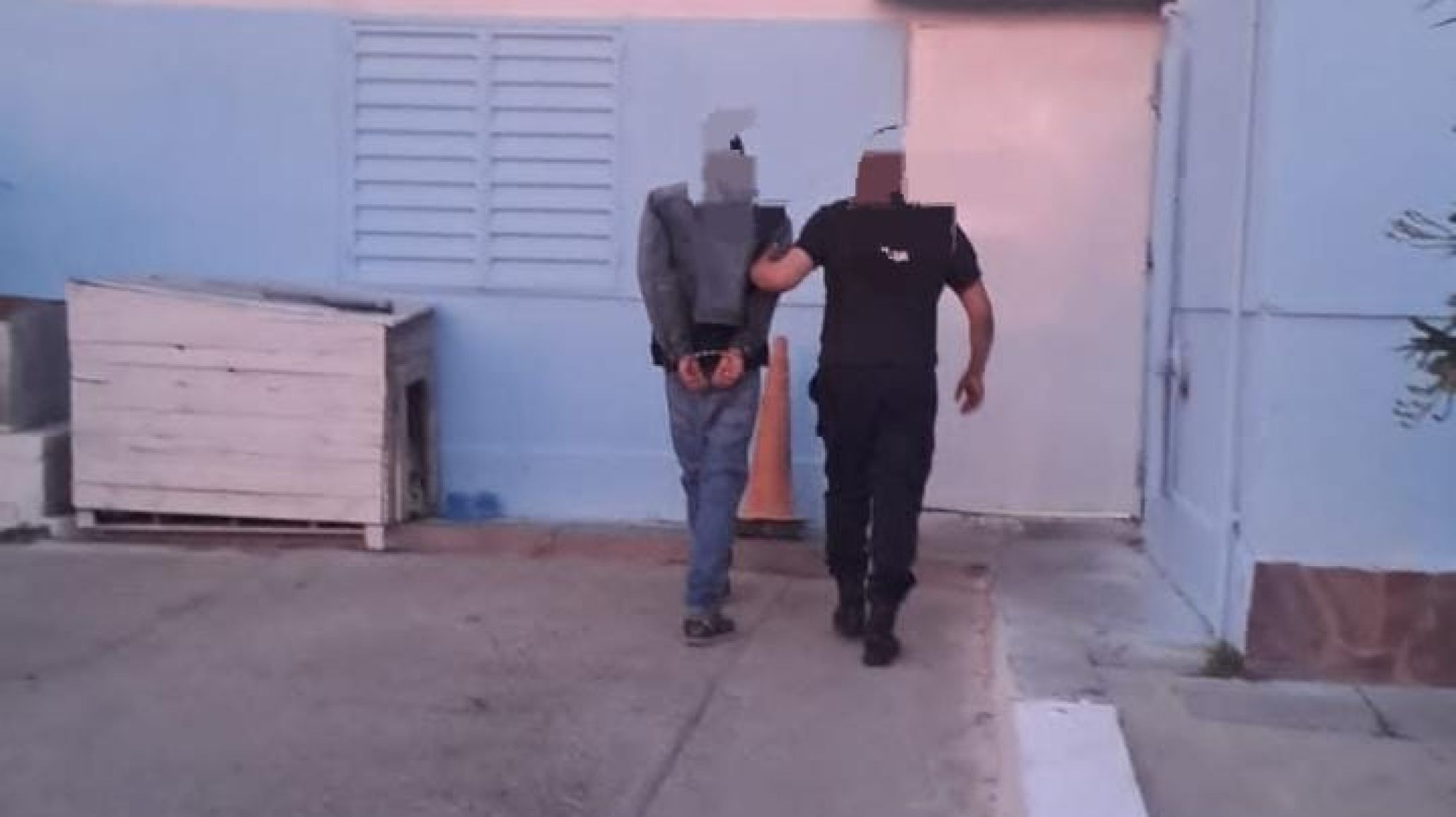 Detuvieron a un hombre por robar shampoo y acondicionador de un supermercado