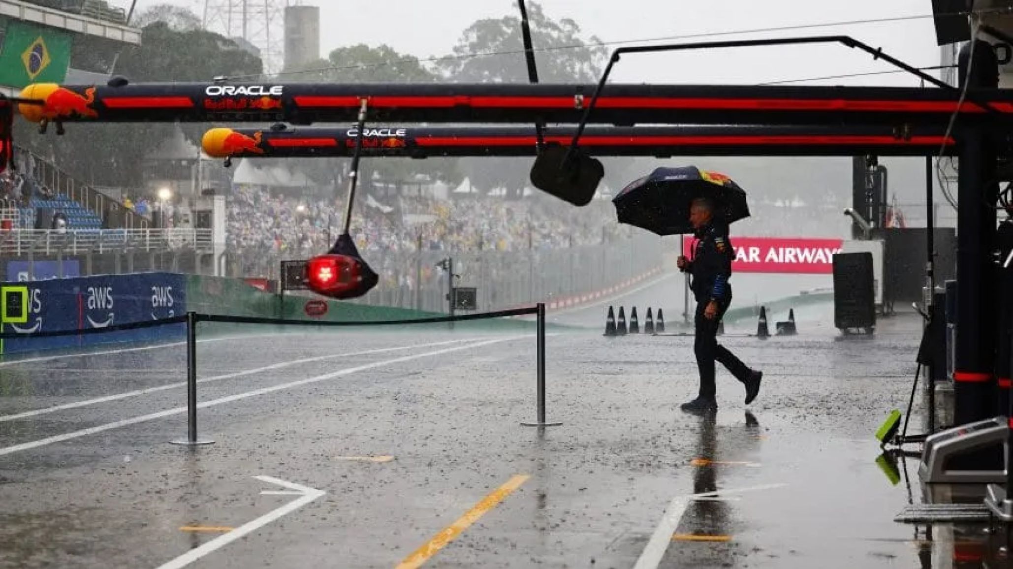 La lluvia en Interlagos suspende la clasificaci髇 del s醔ado y podr韆 realizarse el domingo