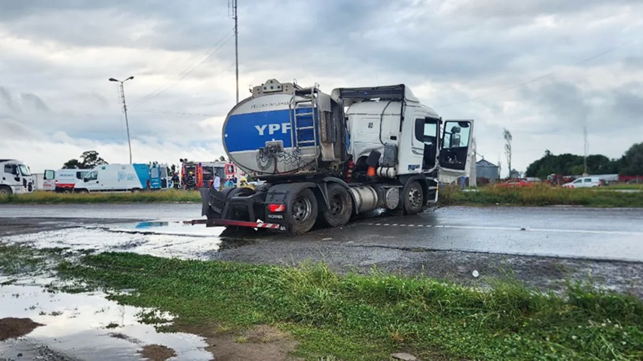 Choque fatal: Combi policial choca contra camión de YPF y deja cuatro muertos