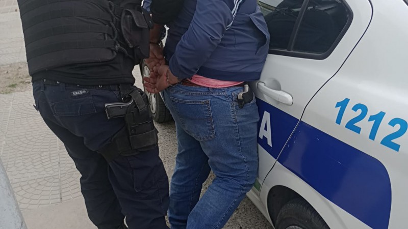 Dos hombres a las trompadas y uno terminó detenido por tener un arma sin portación