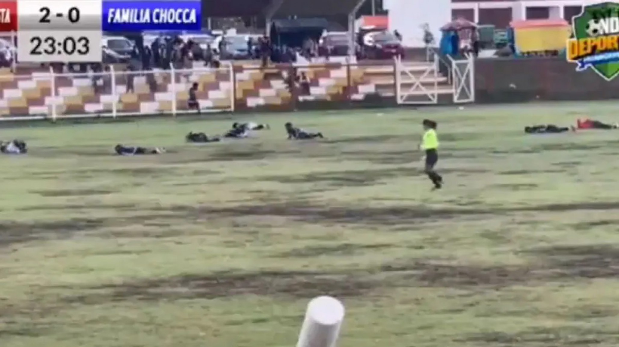 Un jugador de fútbol fue alcanzado por un rayo en pleno partido y murió