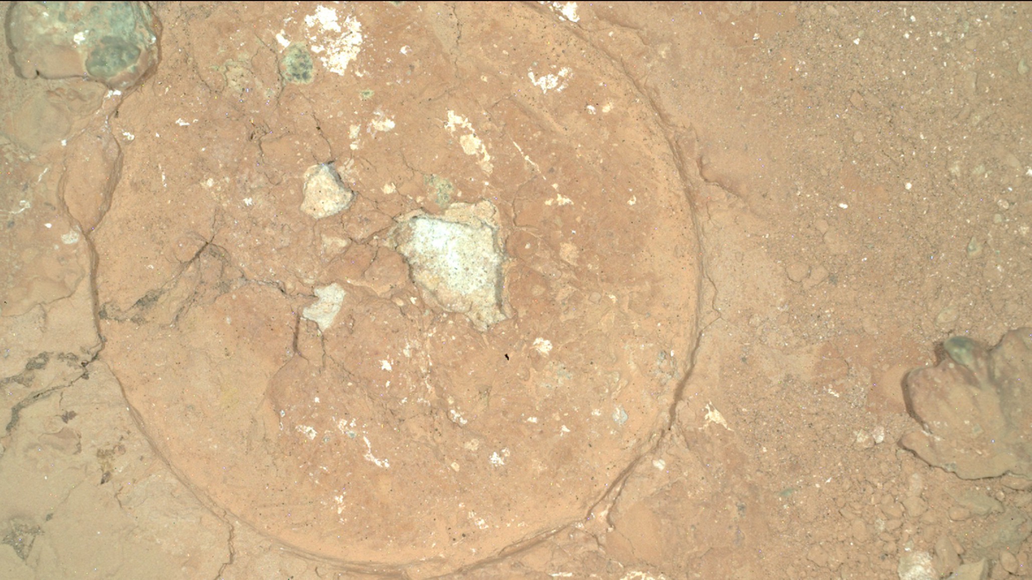 La NASA encontró extrañas manchas verdes en Marte