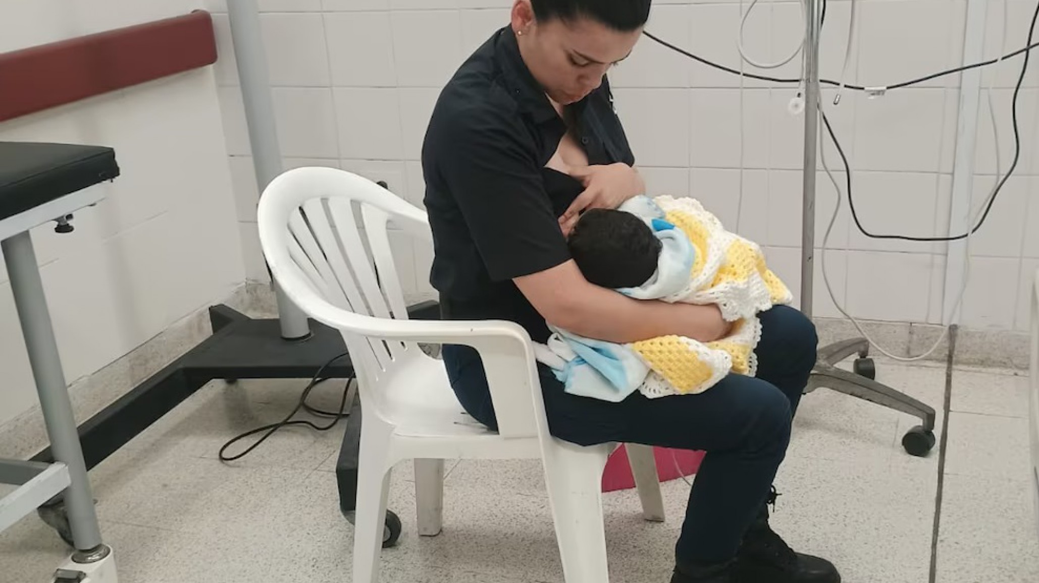 Un bebé abandonado bajo un árbol fue amamantado por una policía