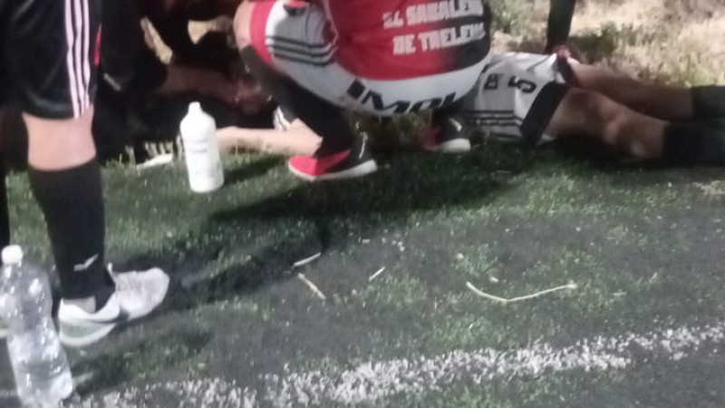Un joven de 19 años convulsionó tras un golpe jugando al fútbol