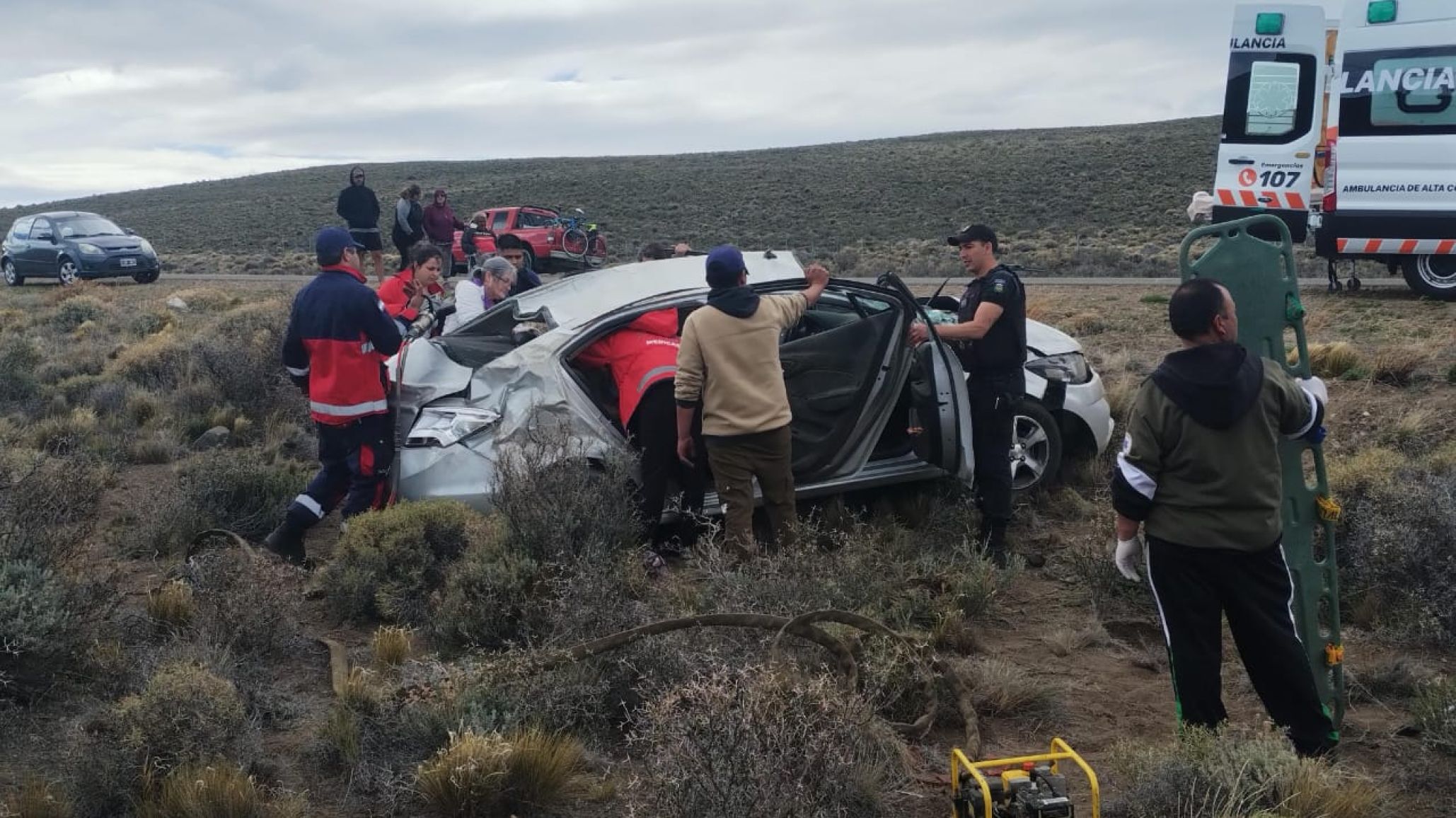 Se quedó dormido y volcó en Ruta 25: tres personas heridas