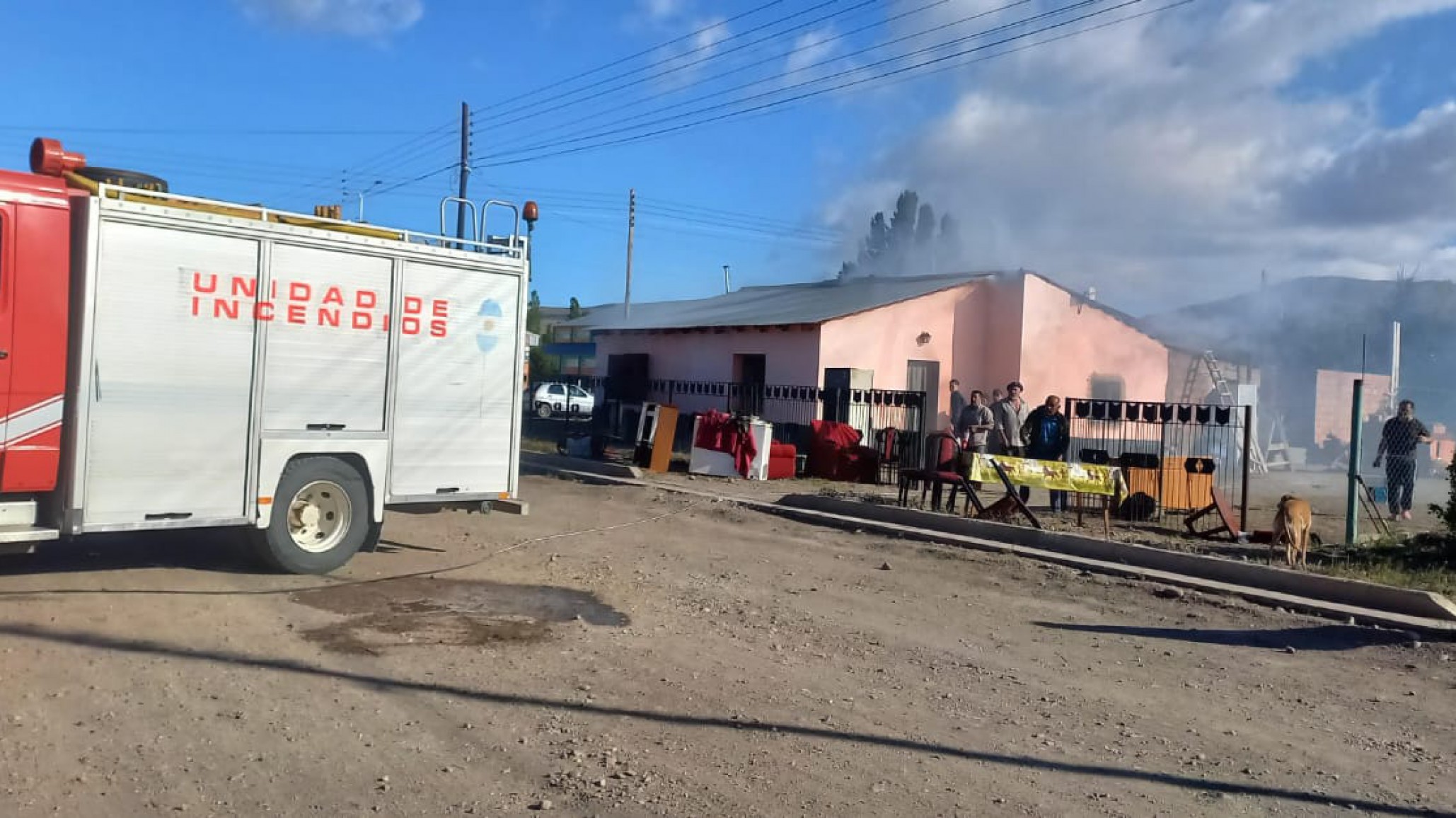 Dejó una vela prendida en la habitación y se incendió la casa