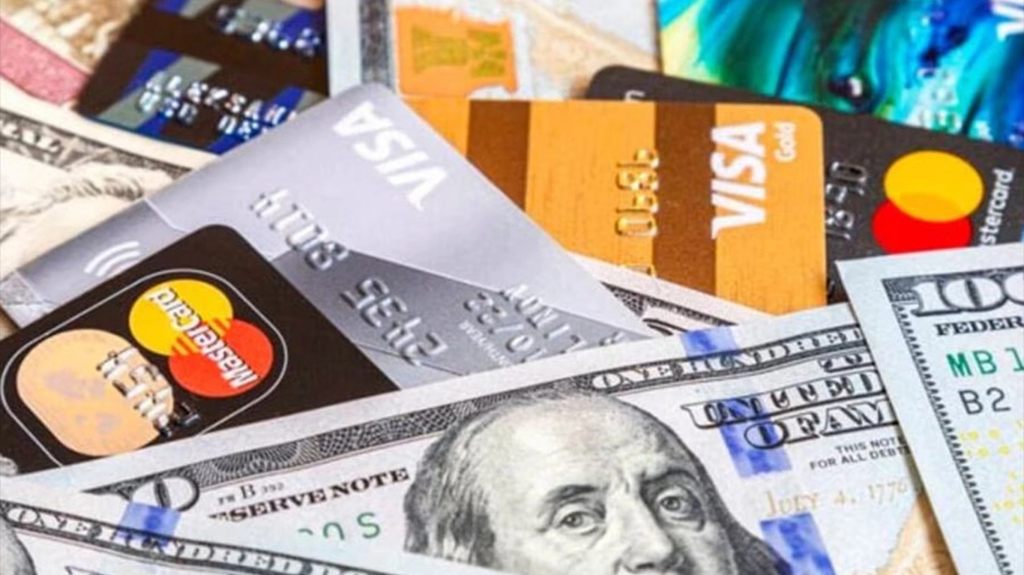 El Gobierno busca subir los recargos al dólar tarjeta para compensar la eliminación del Impuesto PAIS